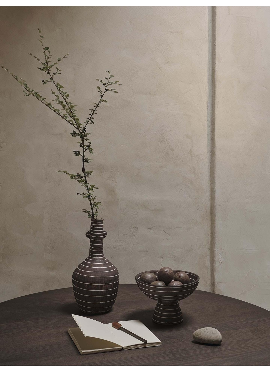 ferm LIVING Brura vaas 32 cm - detail bruin