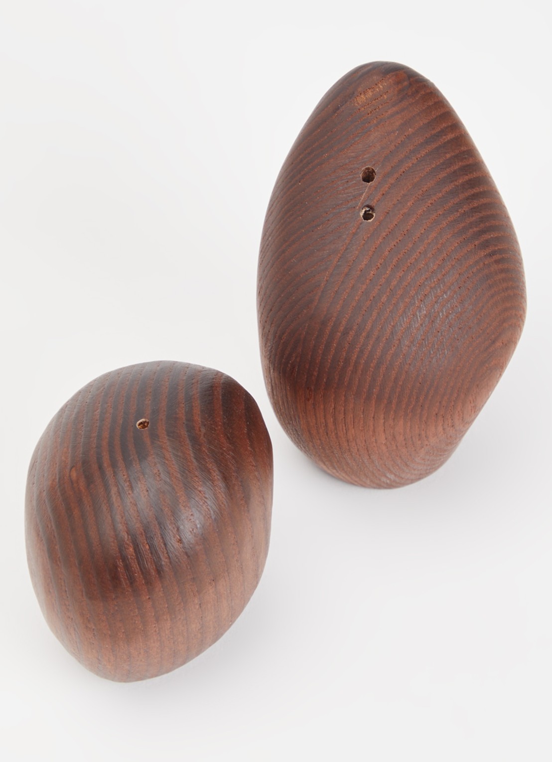 ferm LIVING Cairn peper- en zoutstel 7,5 cm 2-delig - voorkant 2 donkerbruin