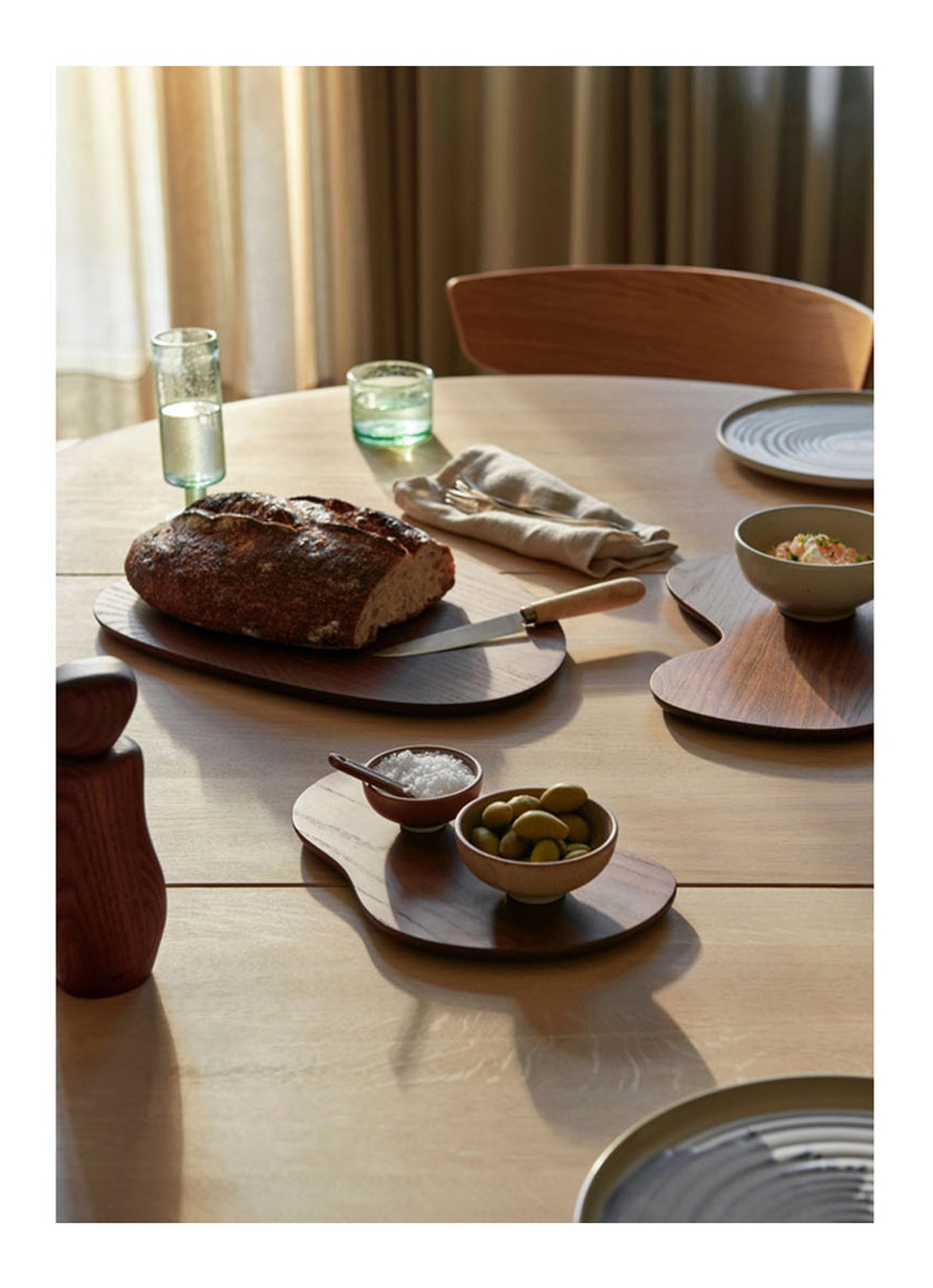 ferm LIVING Cairn snijplank van essenhout set van 3 - voorkant 2 donkerbruin