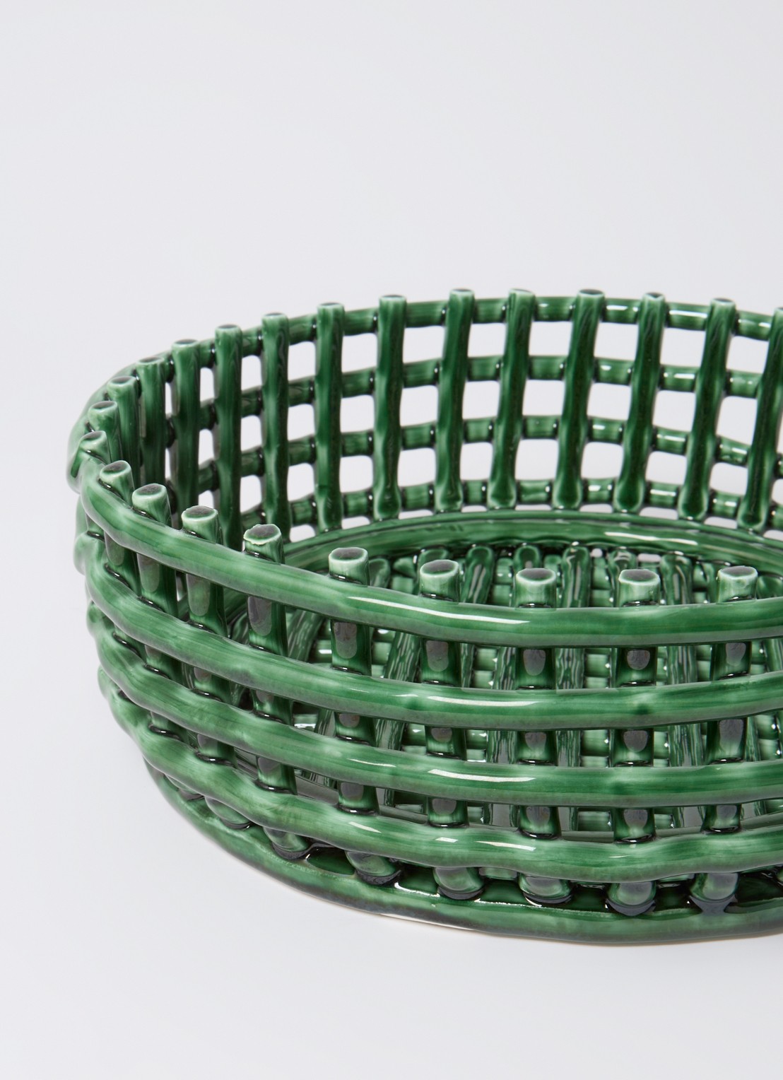 ferm LIVING Ceramic Centrepiece fruitschaal 29 cm - voorkant 2 donkergroen