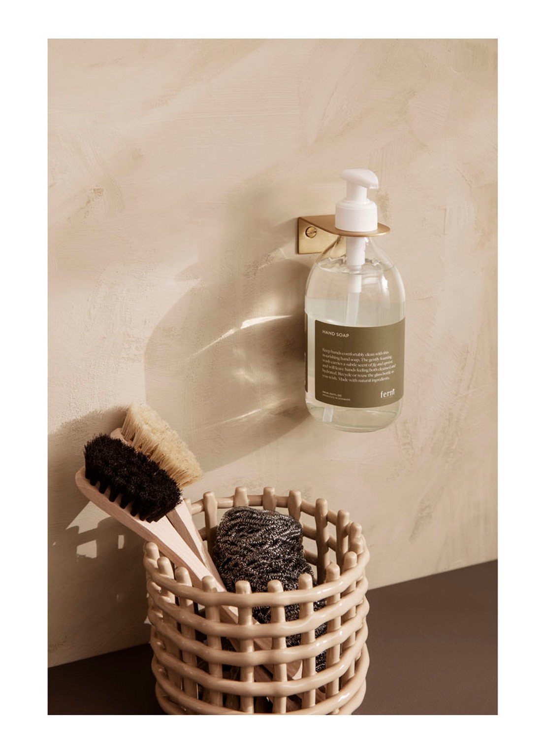 ferm LIVING Ceramic Small mand van keramiek  - voorkant 2 zand