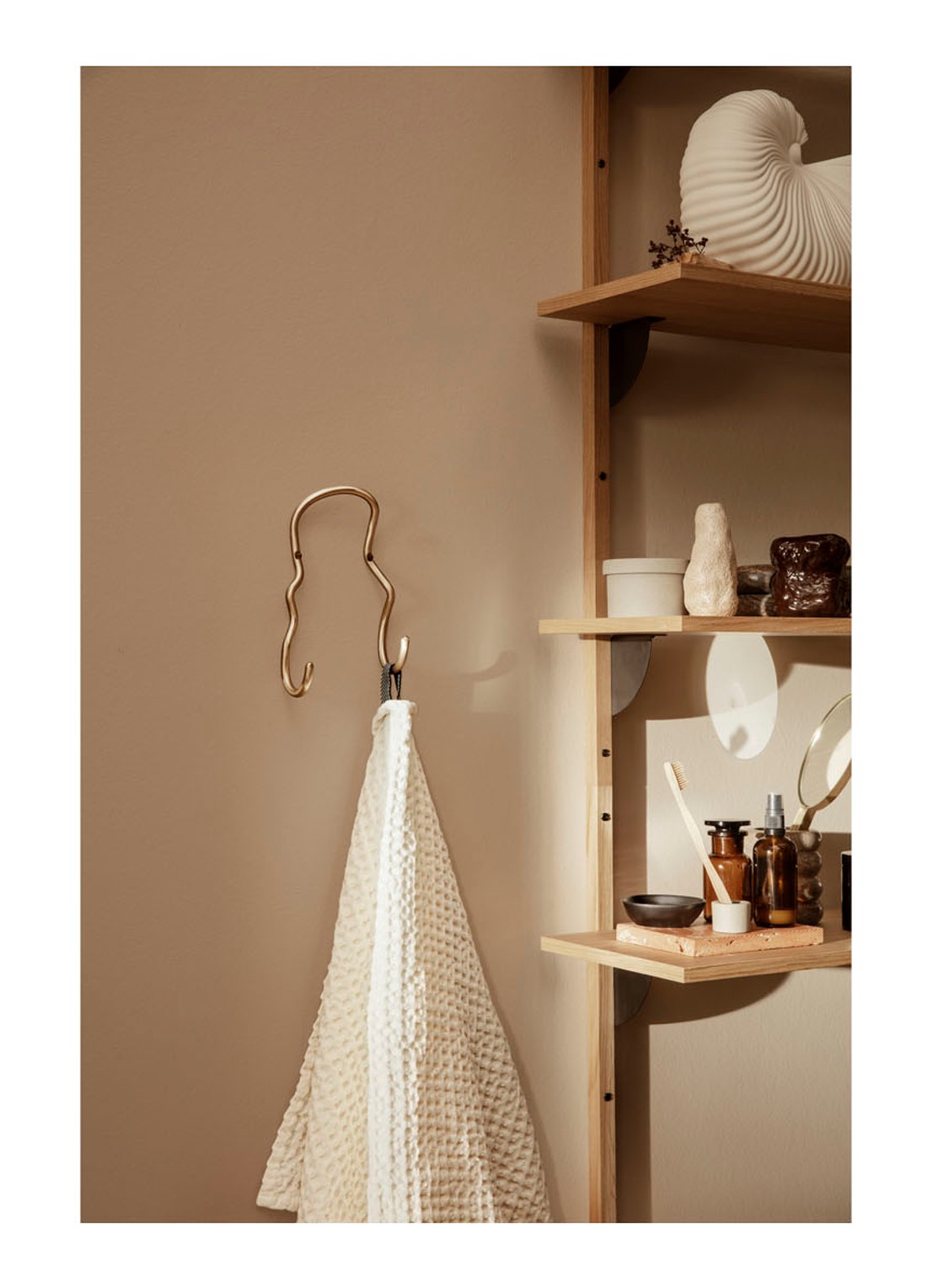 ferm LIVING Curvature Double haak - voorkant 3 goud