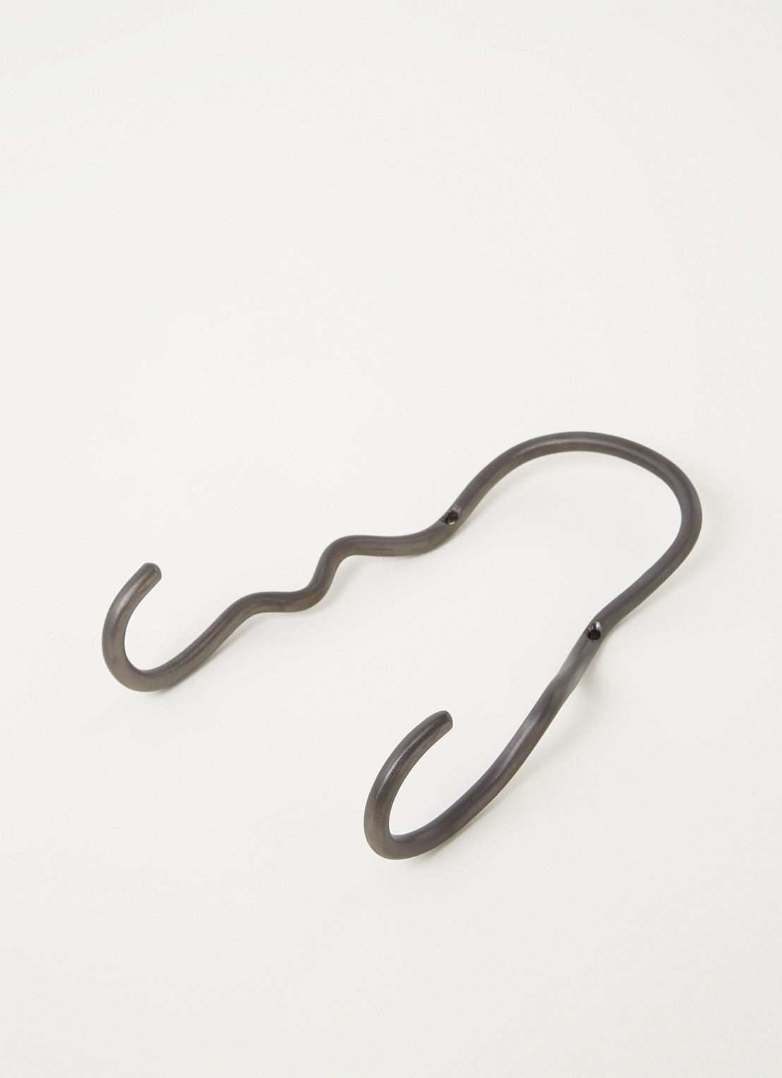 ferm LIVING Curvature dubbele wandhaak van messing - detail 3 zwart