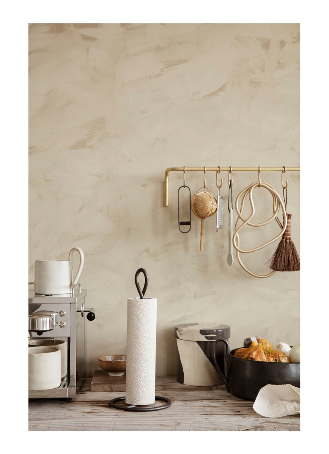 ferm LIVING Curvature keukenrolhouder 30,5 cm - voorkant 4 zwart