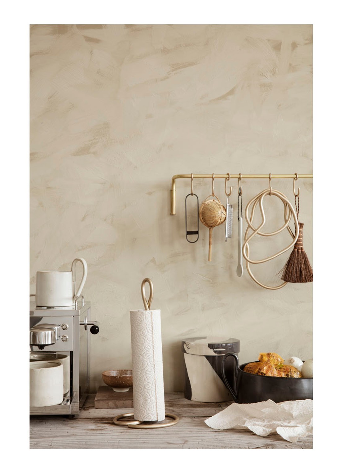 ferm LIVING Curvature keukenrolhouder 30,5 cm - voorkant 2 goud