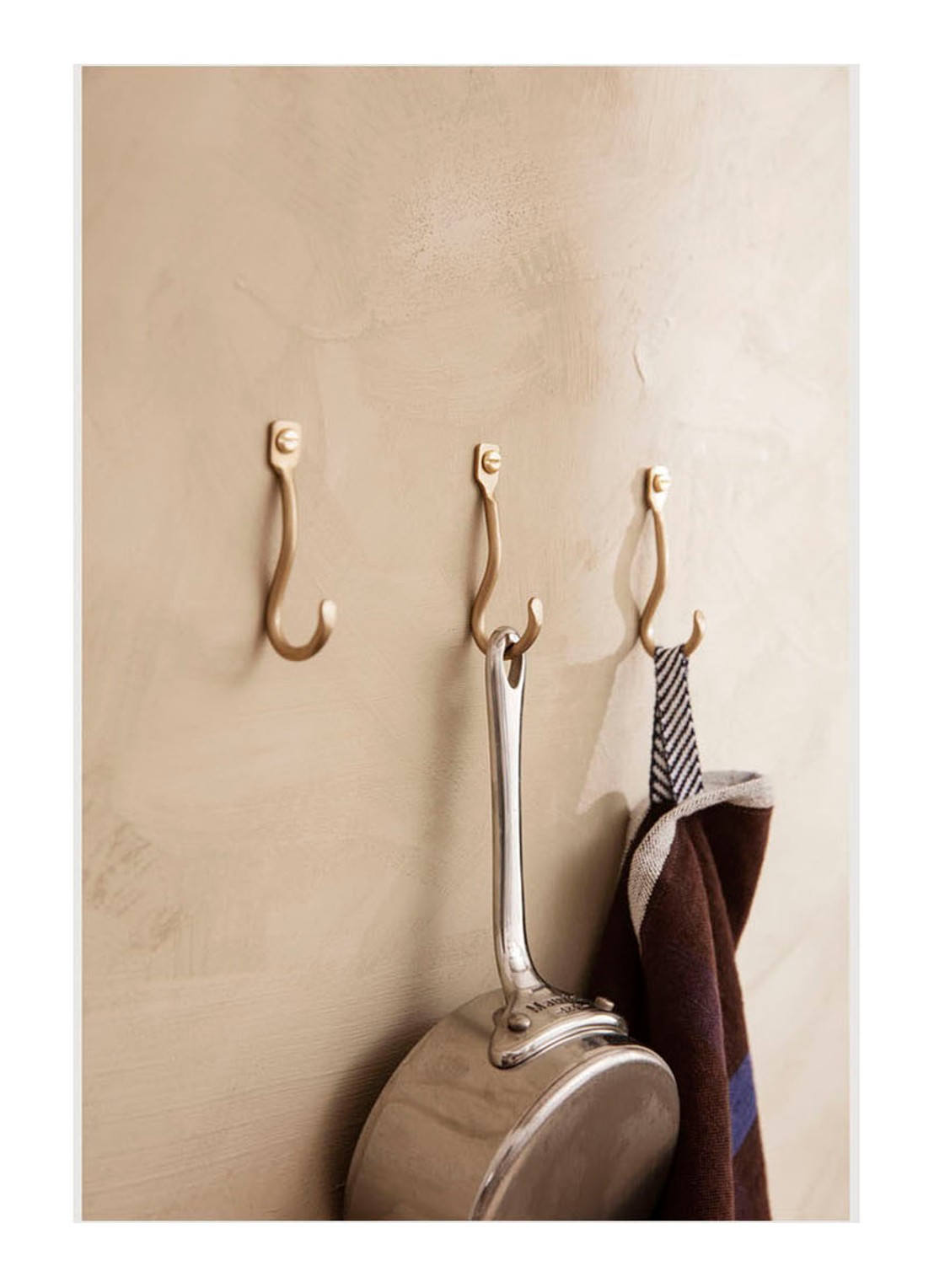 ferm LIVING Curvature wandhaak set van 3  - voorkant 2 goud
