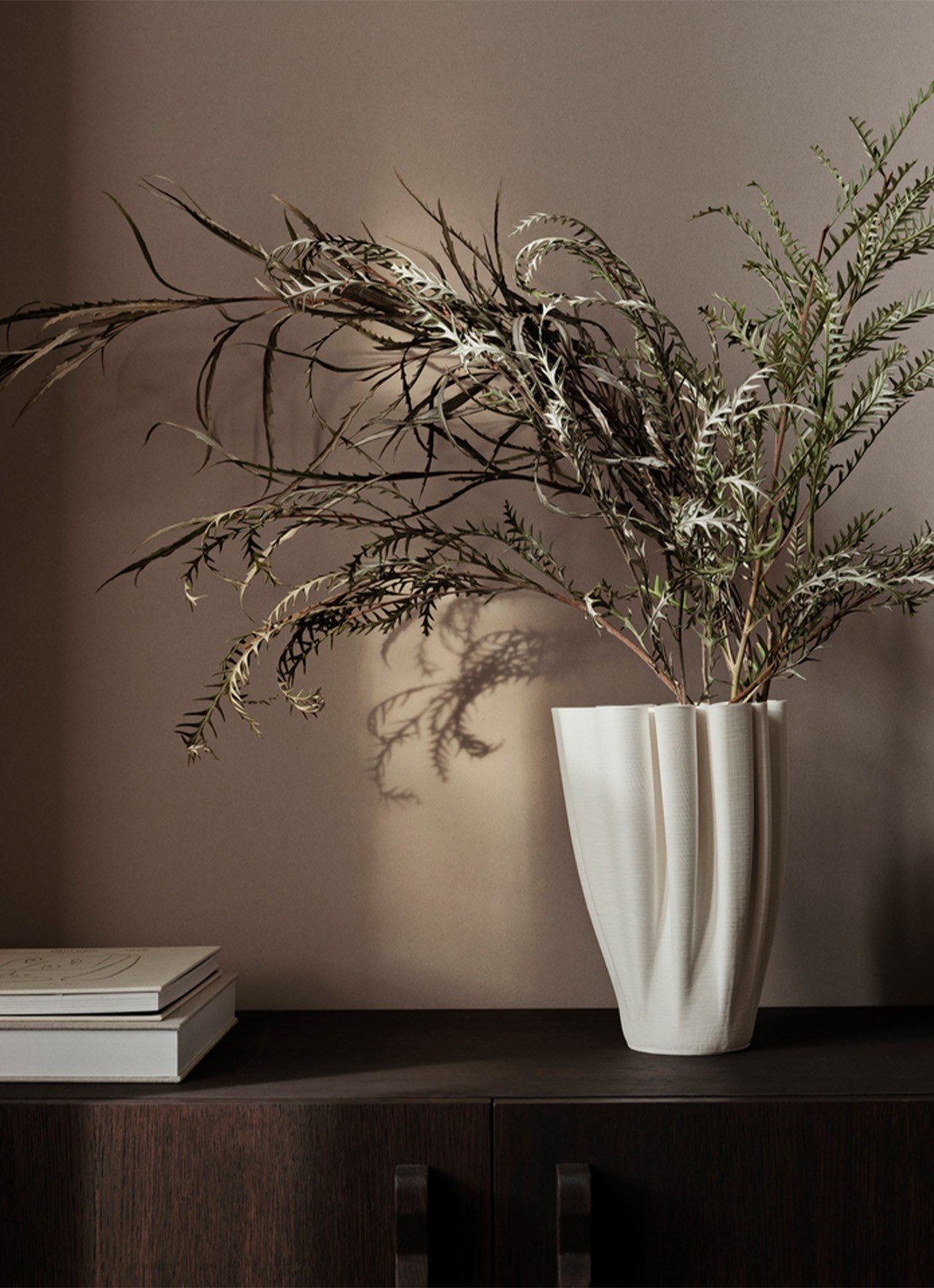 ferm LIVING Dedali vaas 25 cm - detail 3 gebroken wit