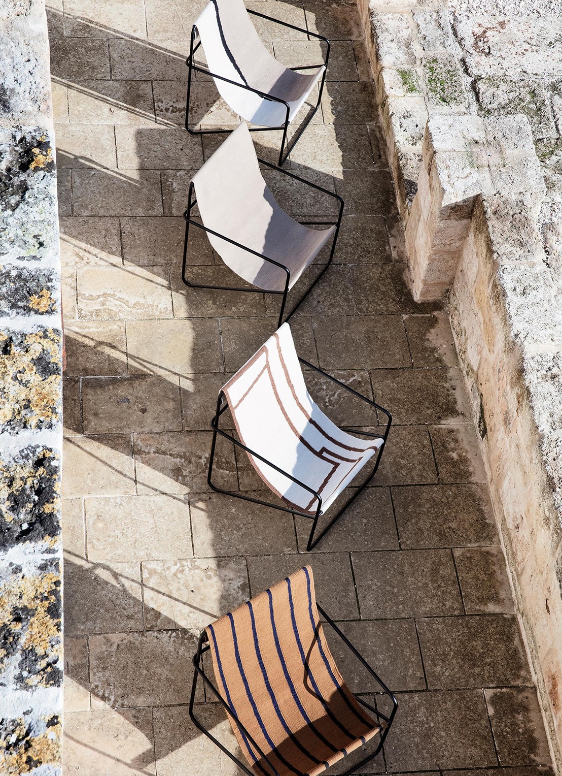 ferm LIVING Desert fauteuil zwart onderstel - voorkant 2 zand