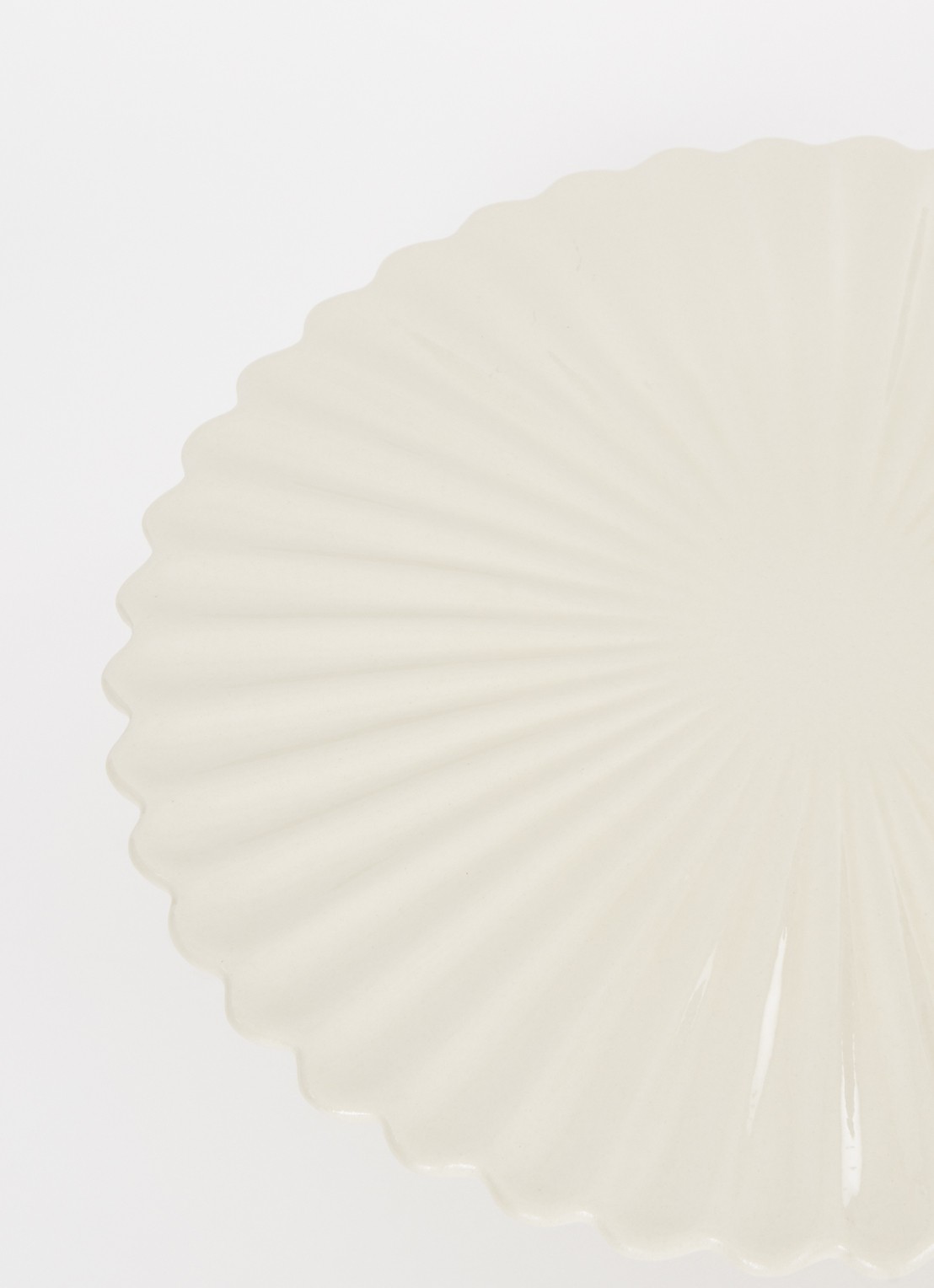 ferm LIVING Fountain taartplateau 31 cm - voorkant 2 gebroken wit