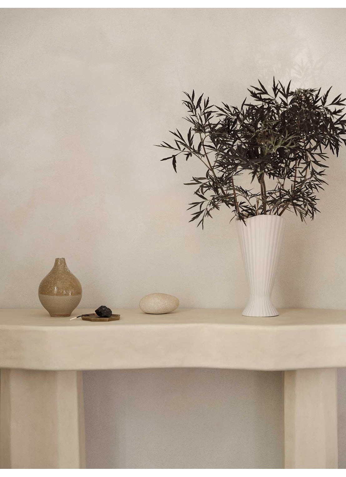 ferm LIVING Fountain vaas 23 cm - voorkant 3 gebroken wit