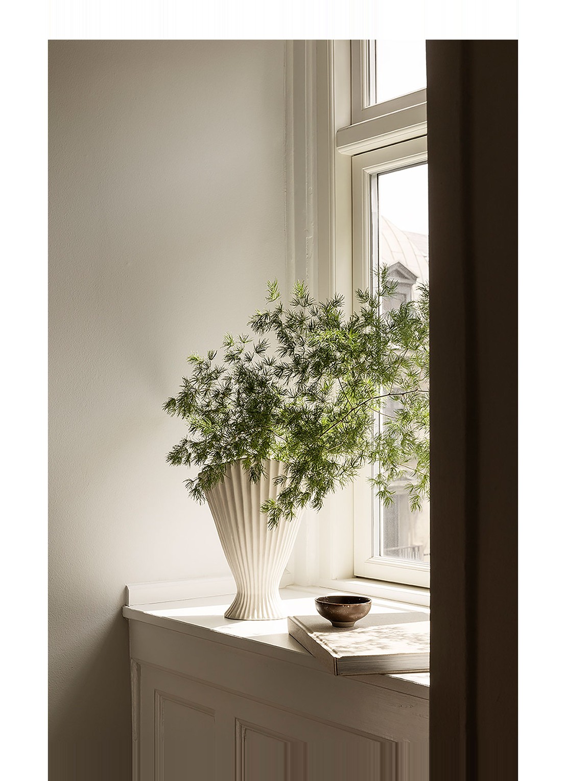ferm LIVING Fountain vaas 31 cm - voorkant 3 gebroken wit