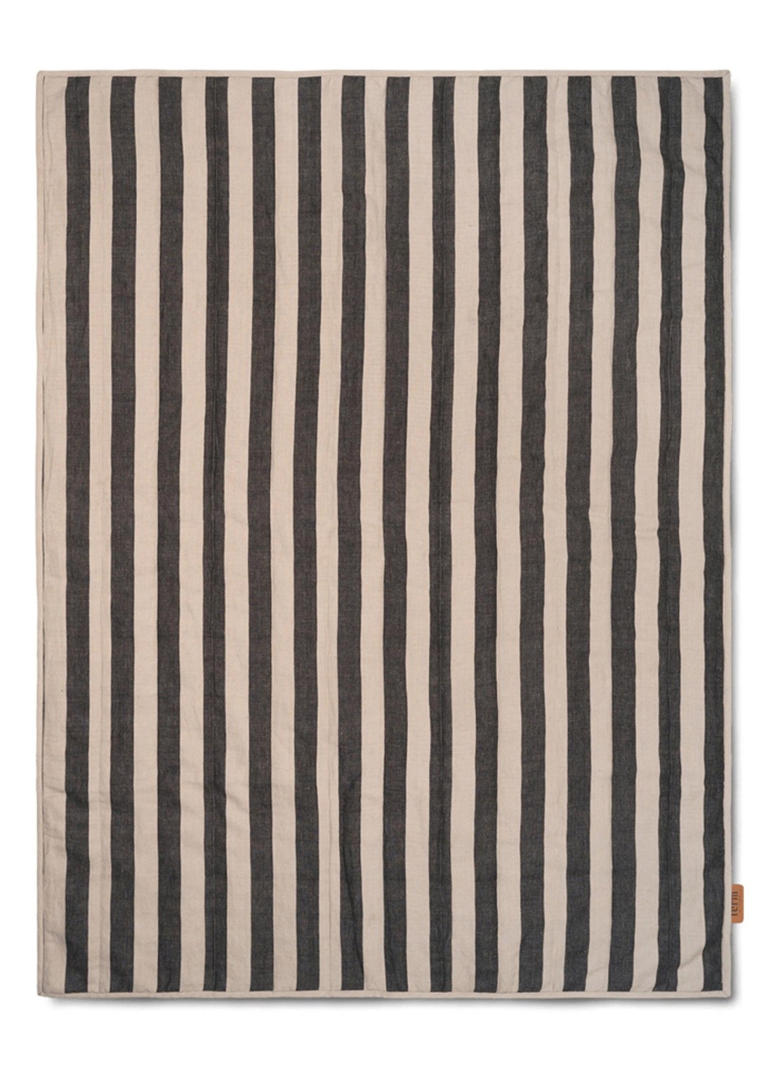 ferm LIVING Grand quilted plaid 170 x 120 cm  - voorkant zwart