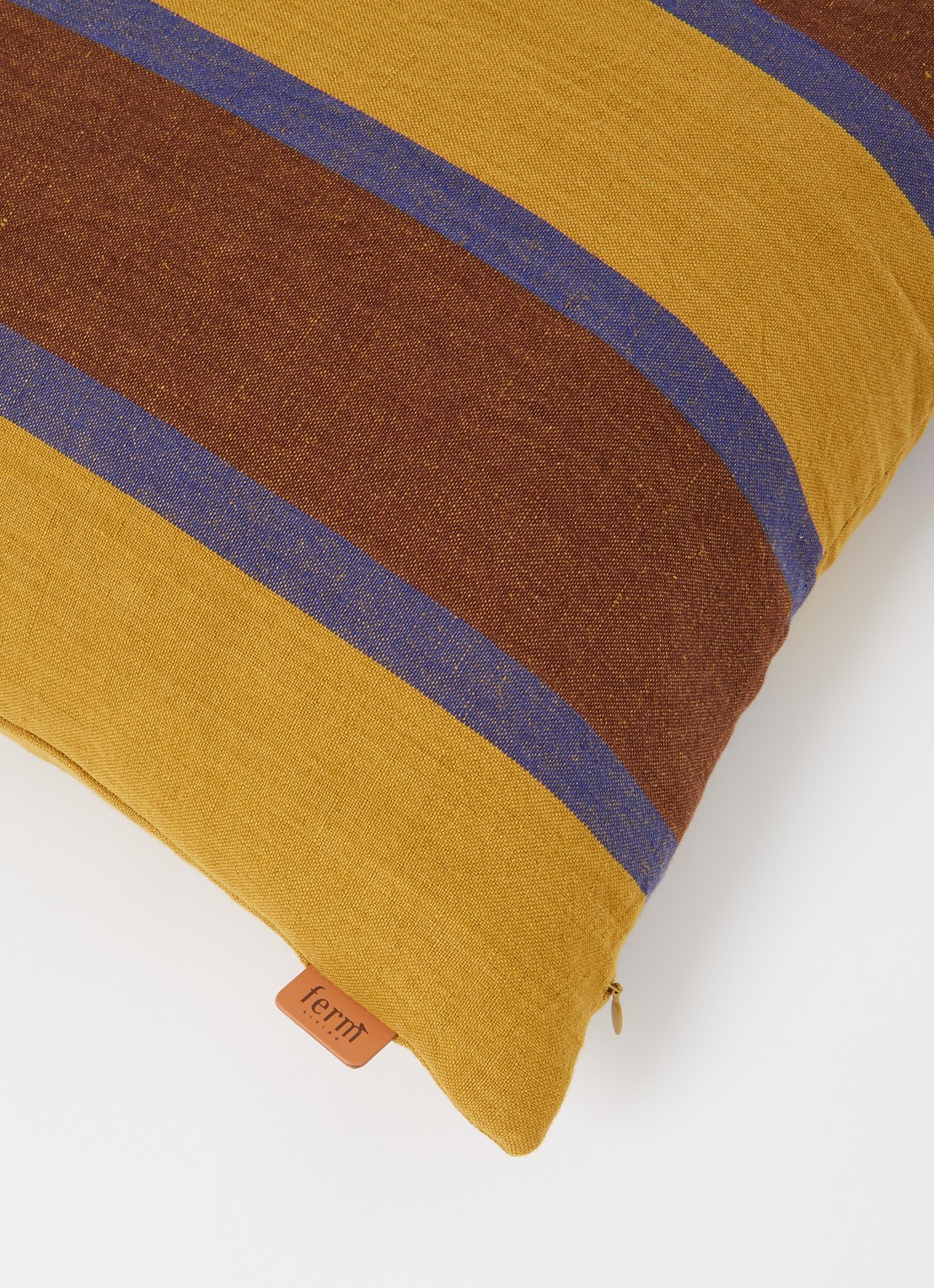 ferm LIVING Grand sierkussen 50 x 50 cm - detail 4 mosterd