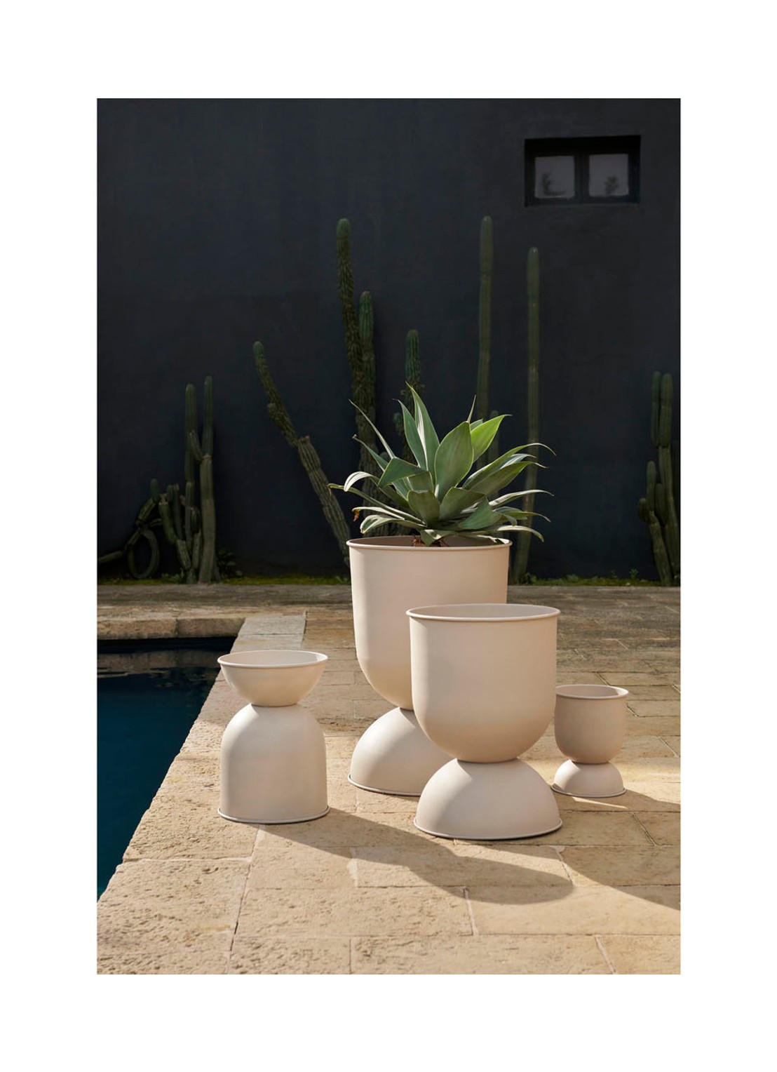 ferm LIVING Hourglass bloempot van gepoedercoat ijzer voor binnen Ø21 cm - detail 4 donkerbeige