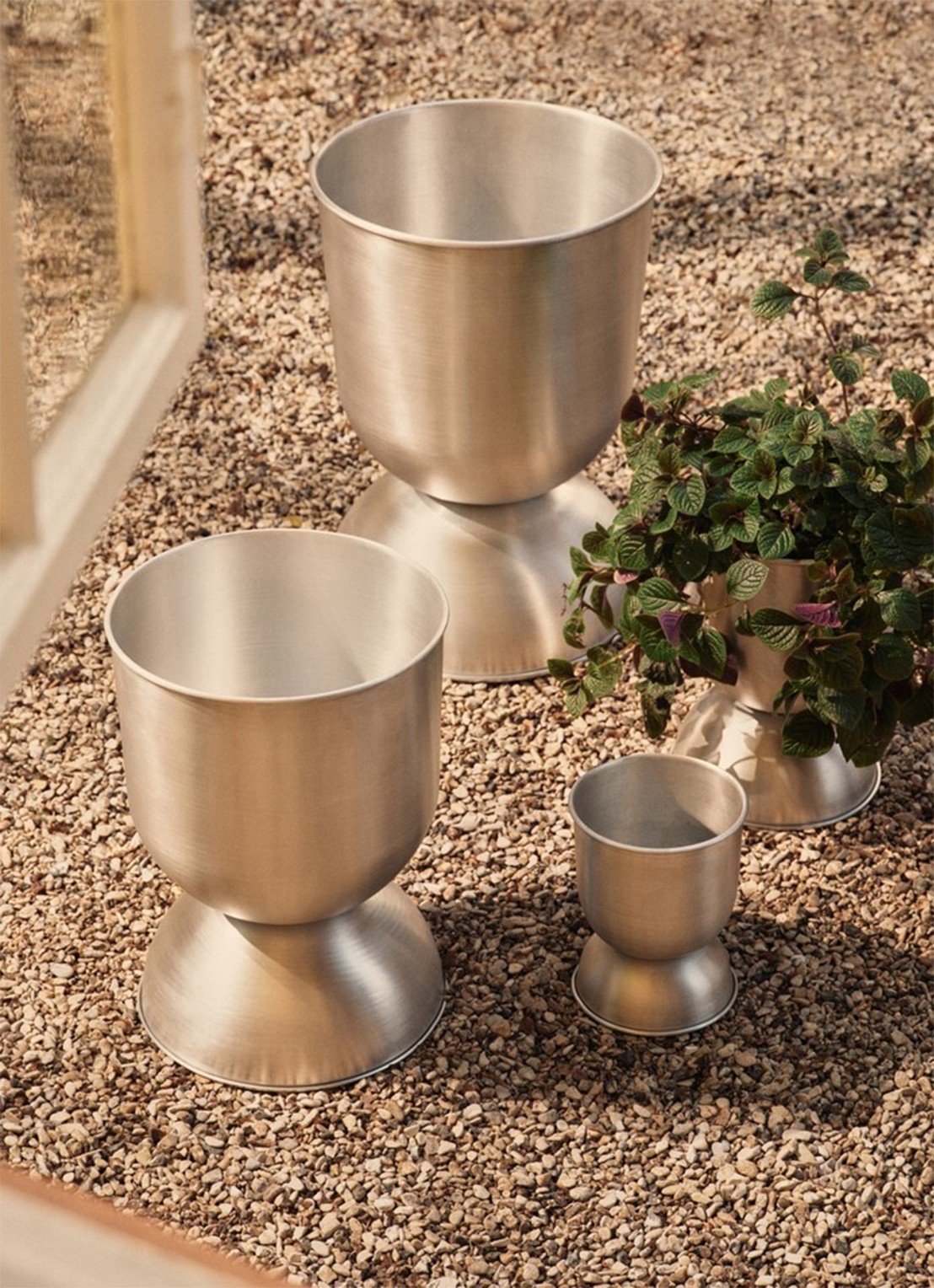 ferm LIVING Hourglass bloempot voor buiten Ø30 cm - voorkant 2 zilver