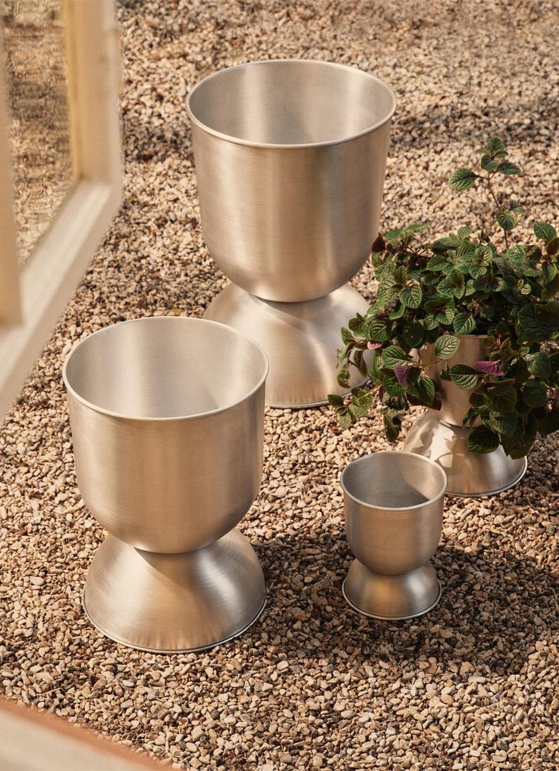 ferm LIVING Hourglass bloempot voor buiten Ø50 cm - voorkant 2 zilver