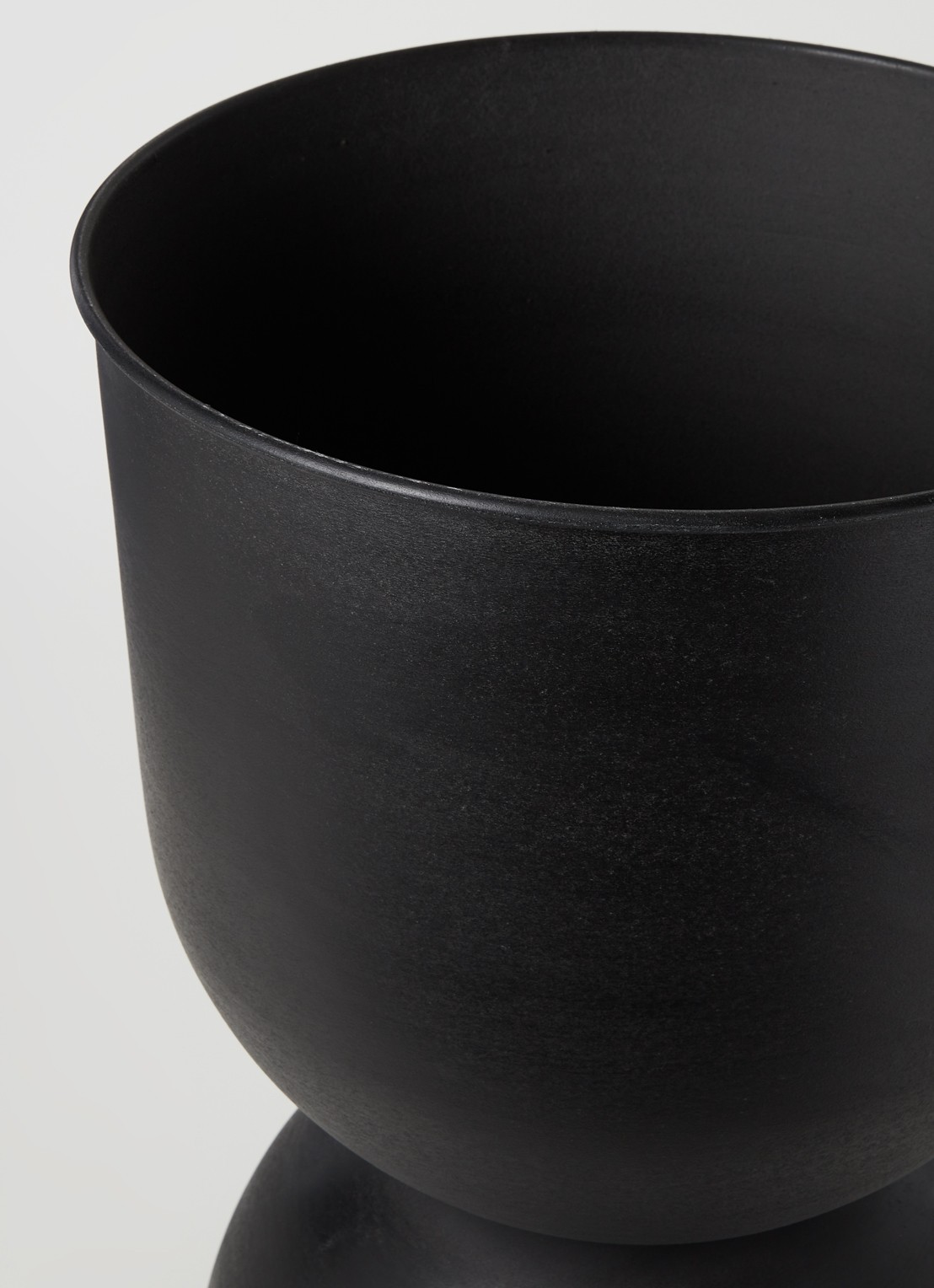 ferm LIVING Hourglass Medium sierpot voor binnen en buiten Ø40 cm - detail 3 zwart