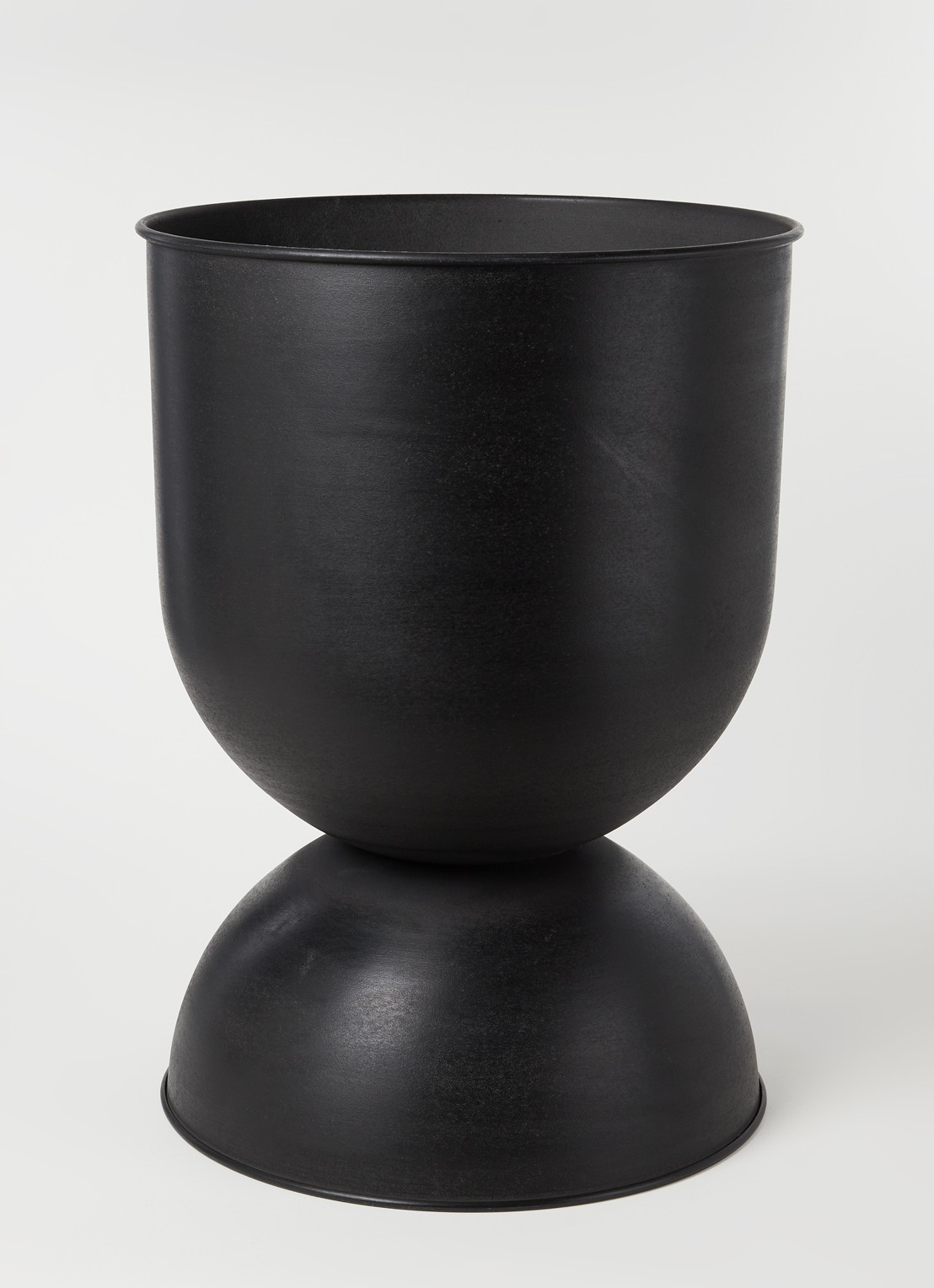 ferm LIVING Hourglass Medium sierpot voor binnen en buiten Ø40 cm - voorkant 2 zwart