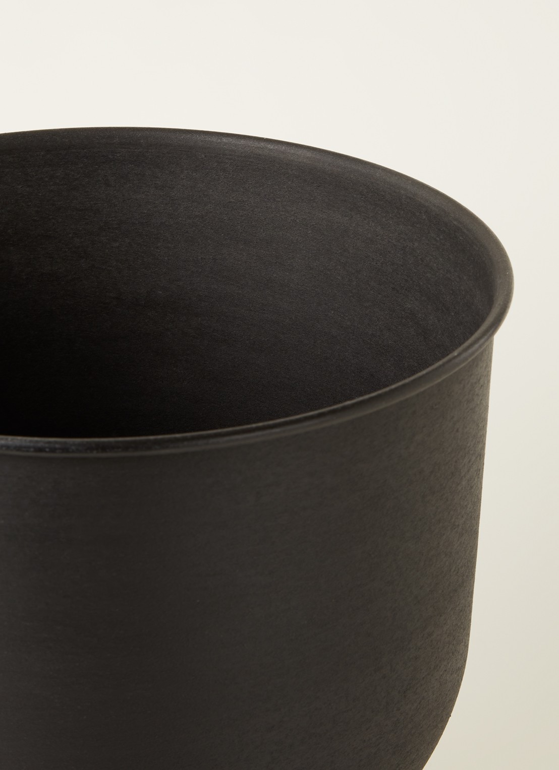 ferm LIVING Hourglass S bloempot voor binnen en buiten Ø30 cm - detail zwart