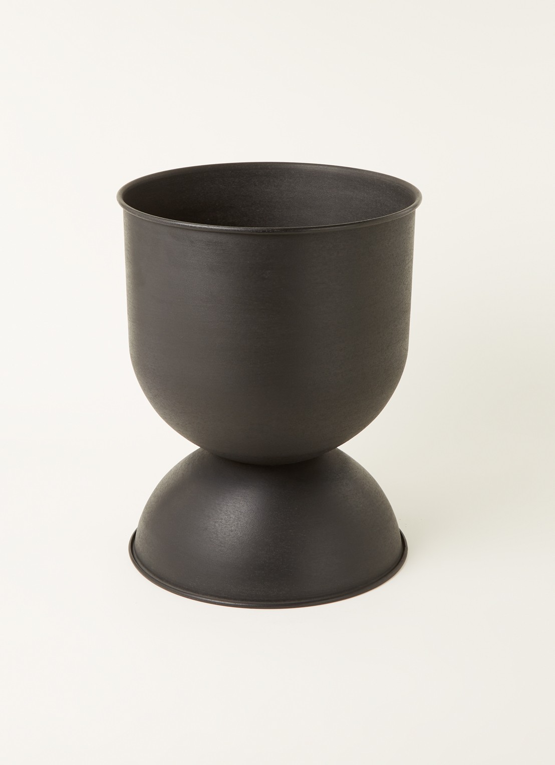 ferm LIVING Hourglass S bloempot voor binnen en buiten Ø30 cm - voorkant 3 zwart