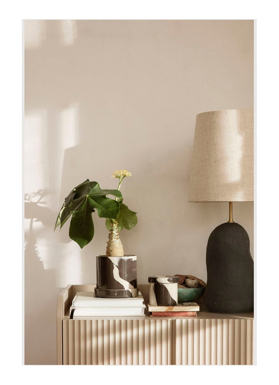 ferm LIVING Inlay S bloem- en opbergpot van keramiek voor binnen Ø10 cm  - voorkant 2 zand