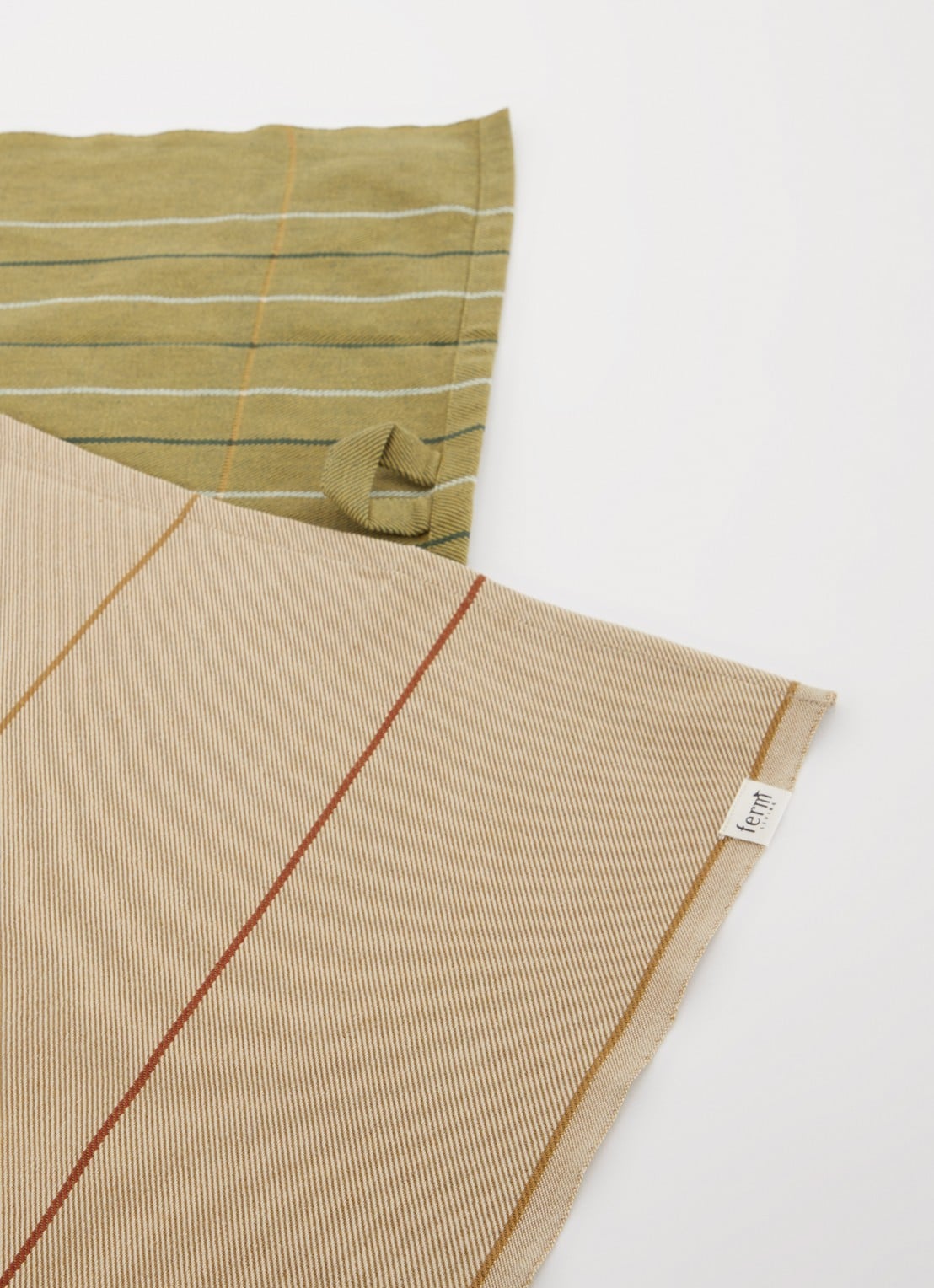 ferm LIVING Ito theedoek van  katoen 70 x 50 cm set van 2 - voorkant 2 mosgroen