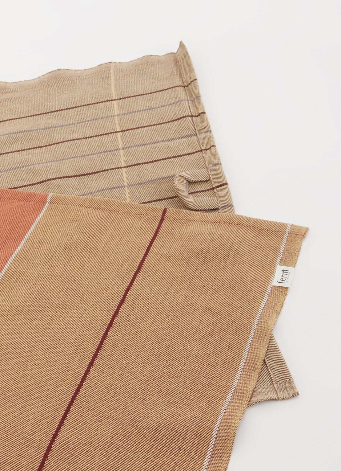 ferm LIVING Ito theedoek van  katoen 70 x 50 cm set van 2 - voorkant 2 camel