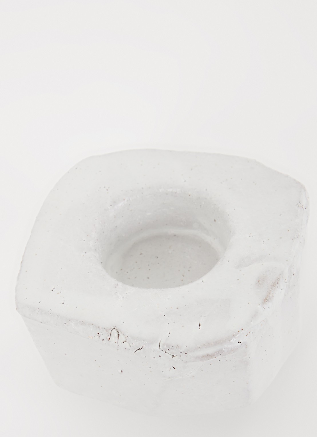 ferm LIVING Kurinu kandelaar 5,5 cm - voorkant 2 gebroken wit
