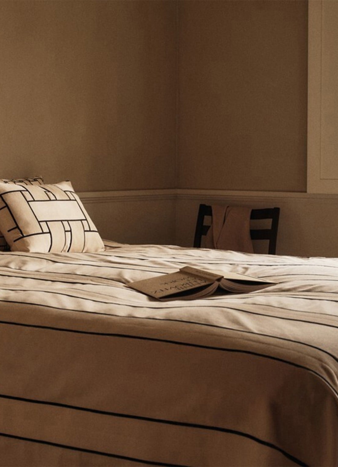 ferm LIVING Lattice sierkussen 40 x 60 cm - voorkant 2 beige