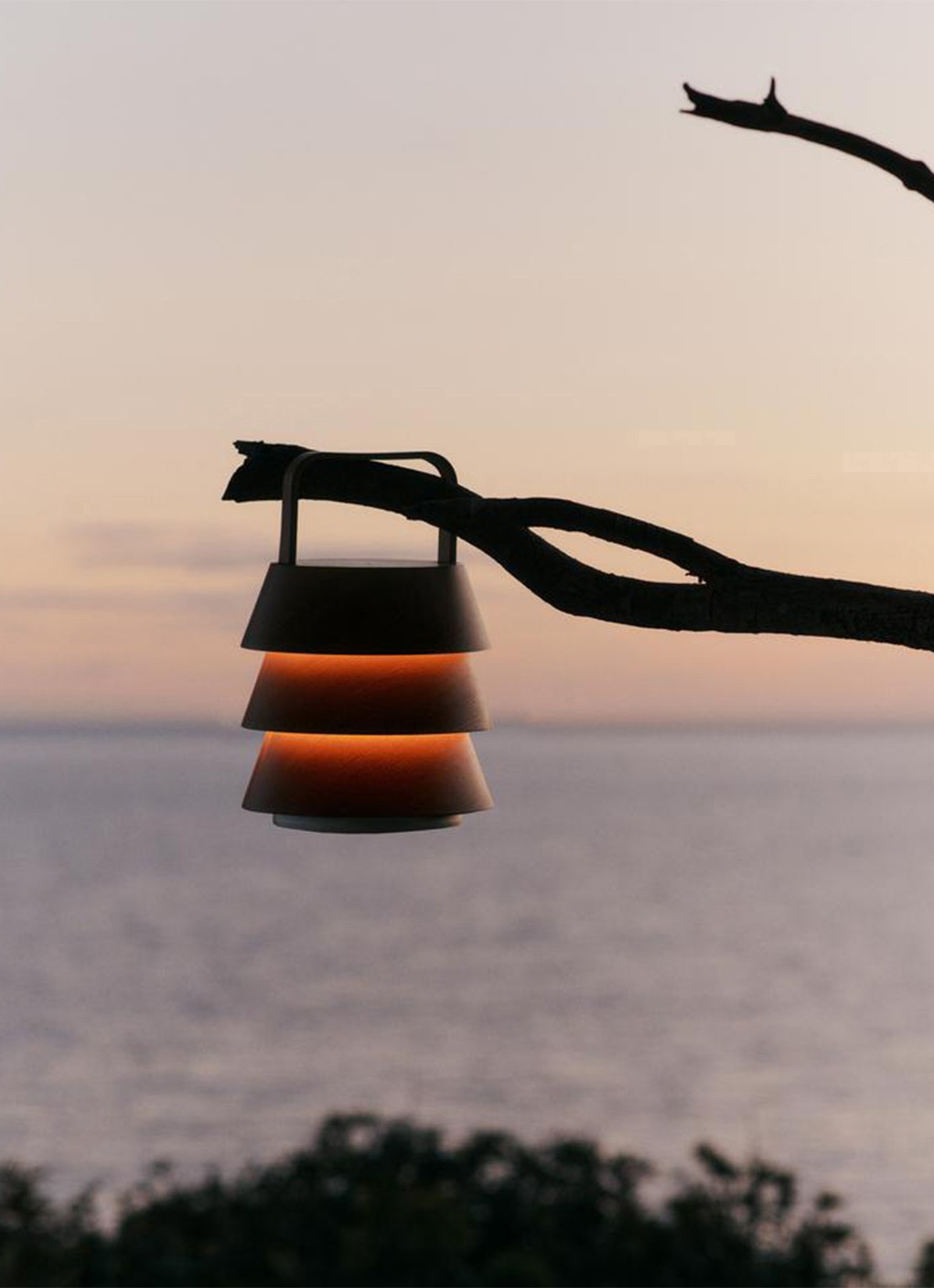 ferm LIVING Luver port lantaarn  - voorkant 2 kastanjebruin