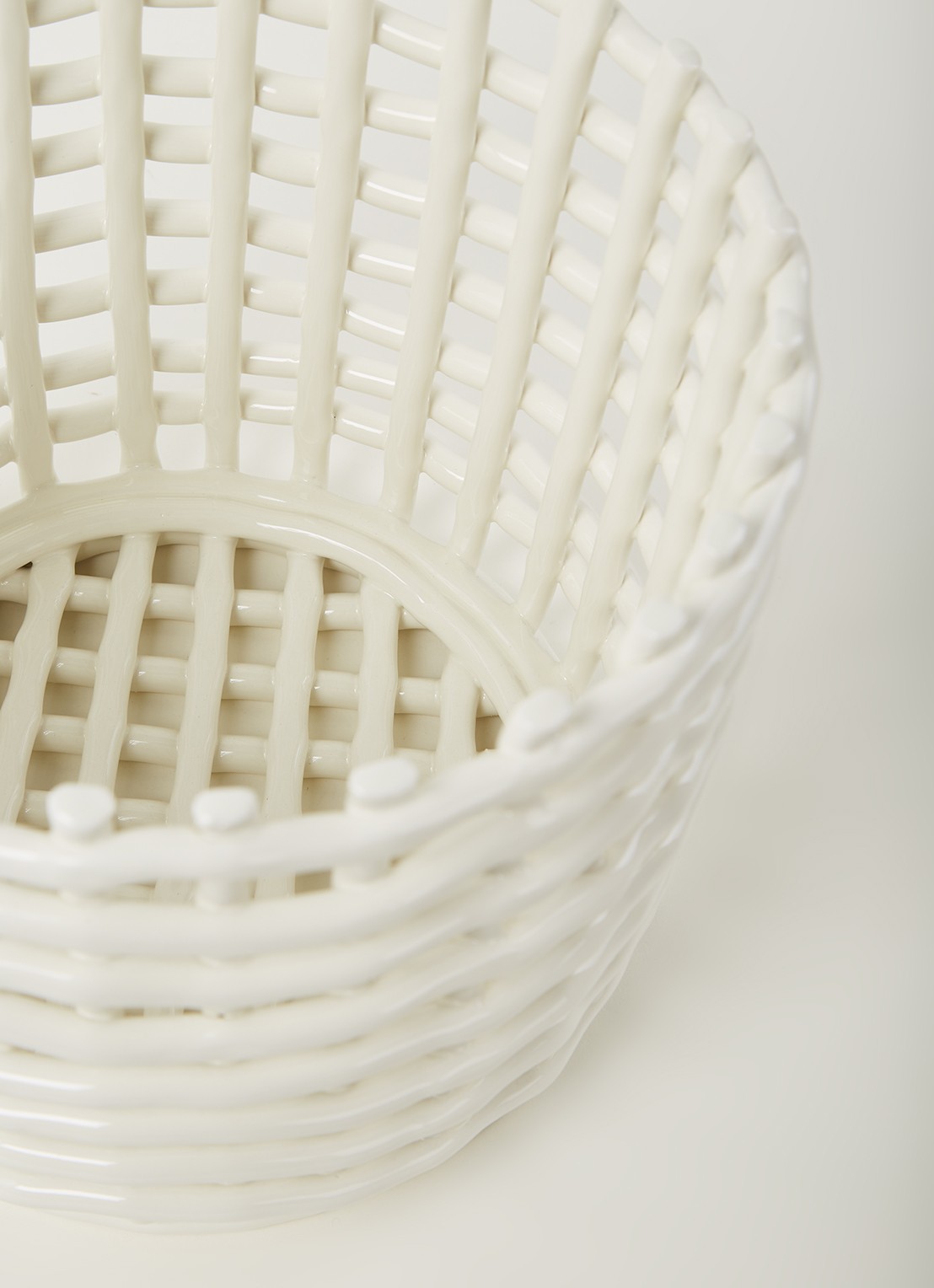 ferm LIVING Mand L van keramiek 22 cm - detail 3 gebroken wit