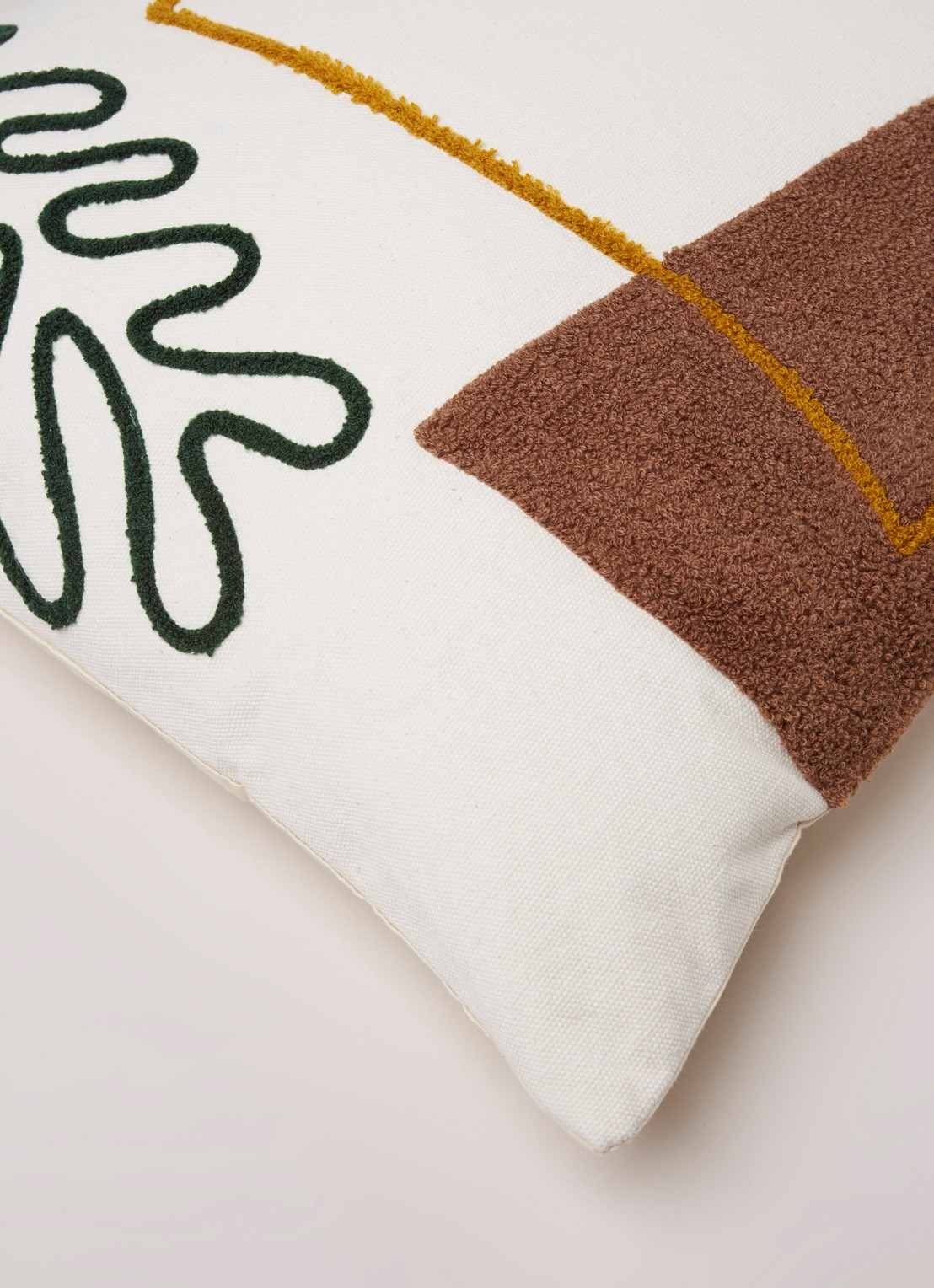 ferm LIVING Mirage Cushion Leaf sierkussen 50 x 50 cm  - detail gebroken wit