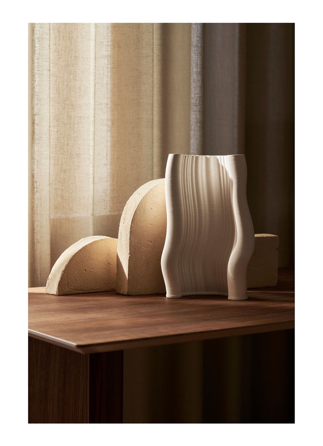 ferm LIVING Moire vaas 30 cm - voorkant 2 wit