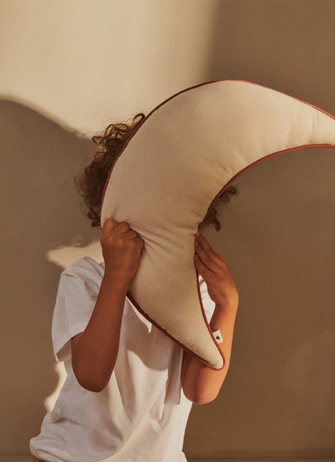 ferm LIVING Moon sierkussen 47 x 31 cm - voorkant 2 lichtbruin