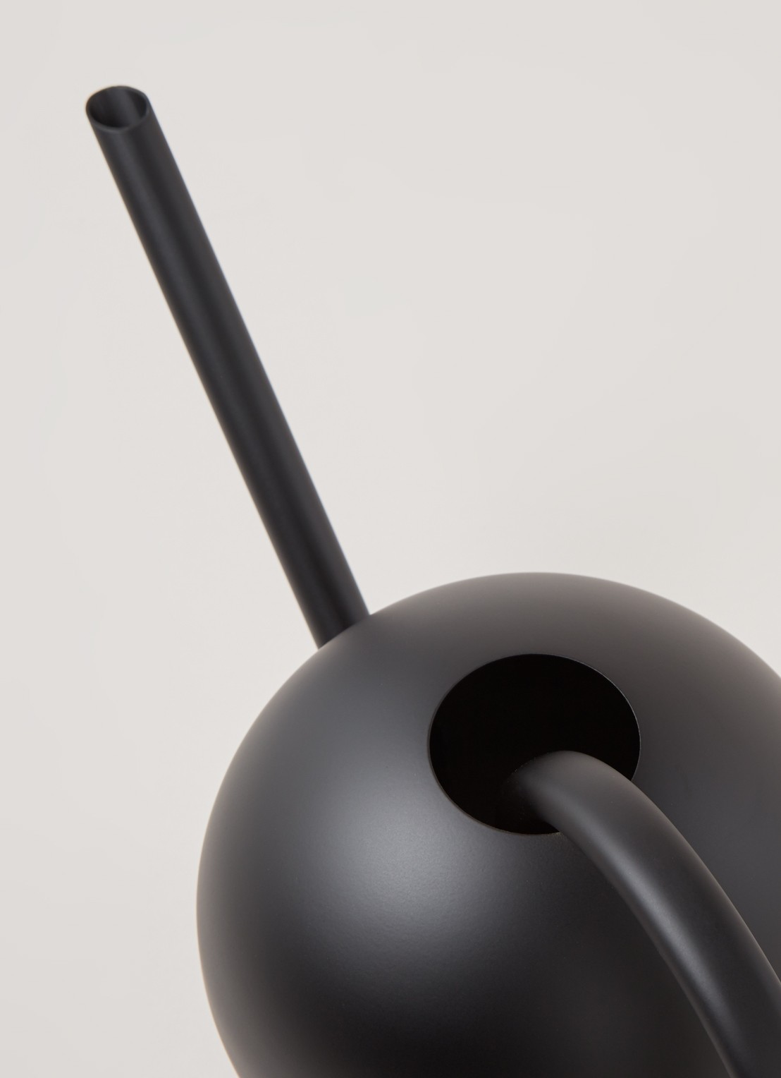 ferm LIVING Orb gieter 2 liter  - detail 3 zwart
