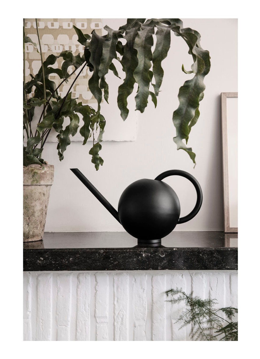 ferm LIVING Orb gieter 2 liter  - voorkant 2 zwart