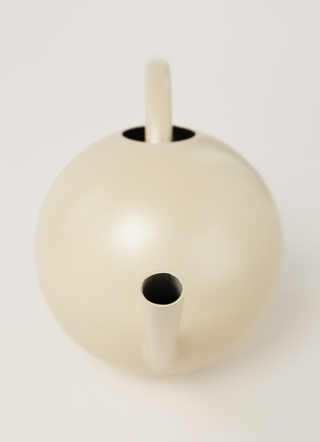 ferm LIVING Orb gieter 2 liter  - detail 3 ivoor