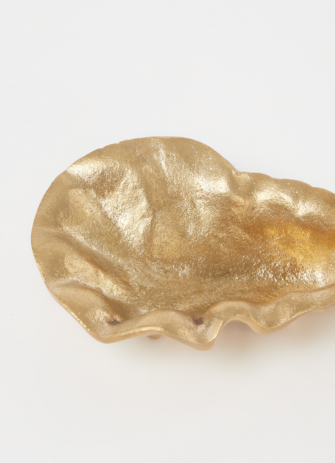 ferm LIVING Oyster schaaltje 10,5 x 7 cm - detail goud
