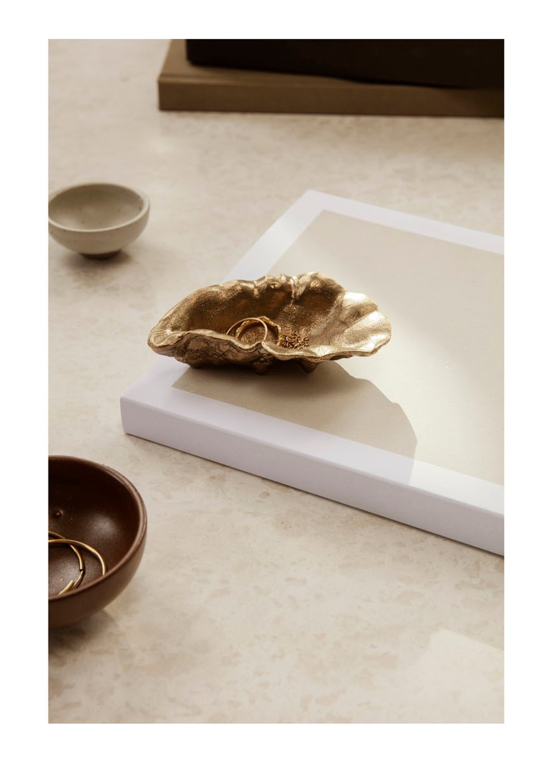 ferm LIVING Oyster schaaltje 10,5 x 7 cm - voorkant 3 goud
