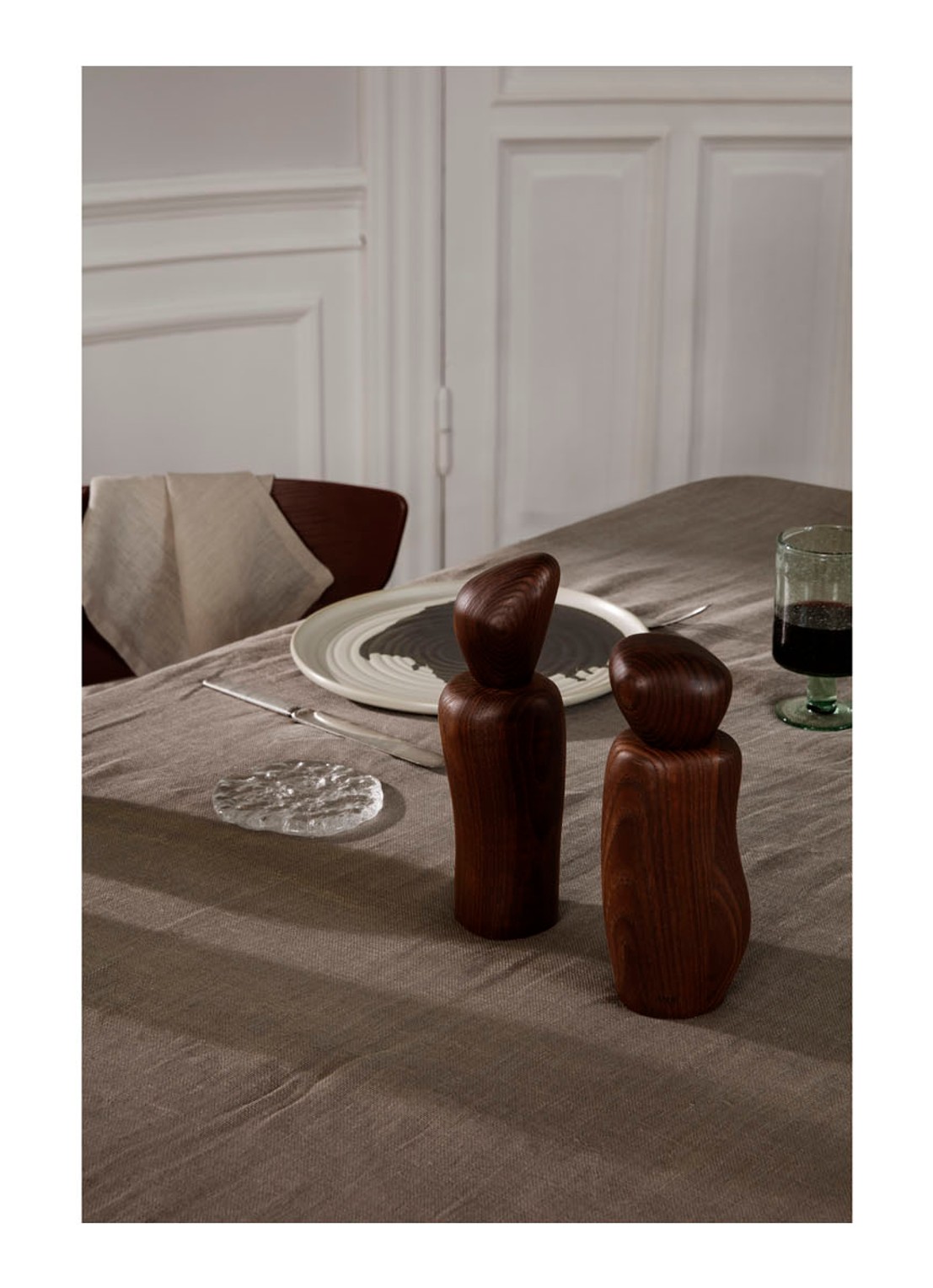 ferm LIVING Pebble zout- en pepermolen 21 cm - voorkant 2 donkerbruin