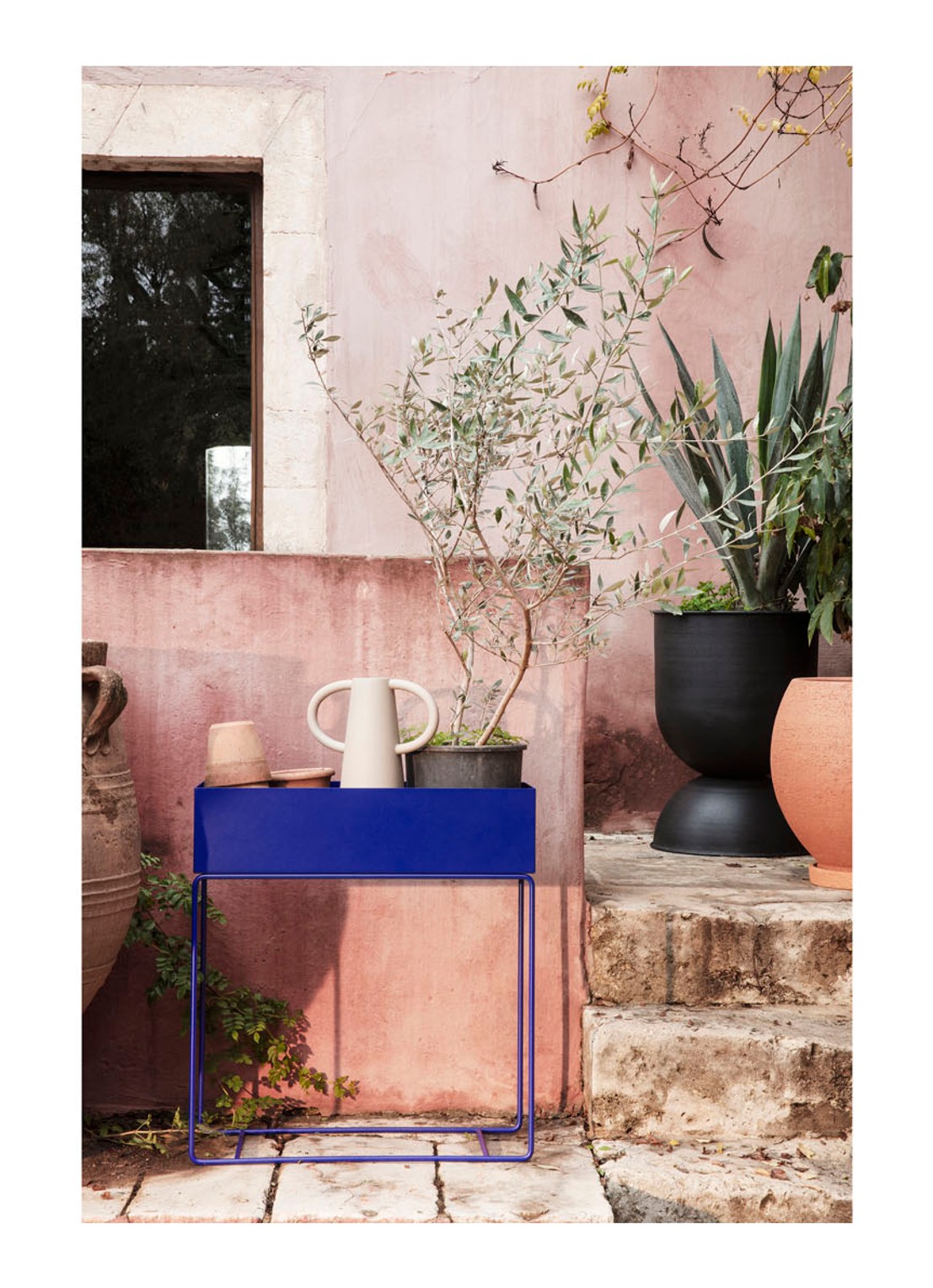 ferm LIVING Plant Box plantenbak van metaal voor binnen 25 x 60 cm - detail 3 donkerblauw
