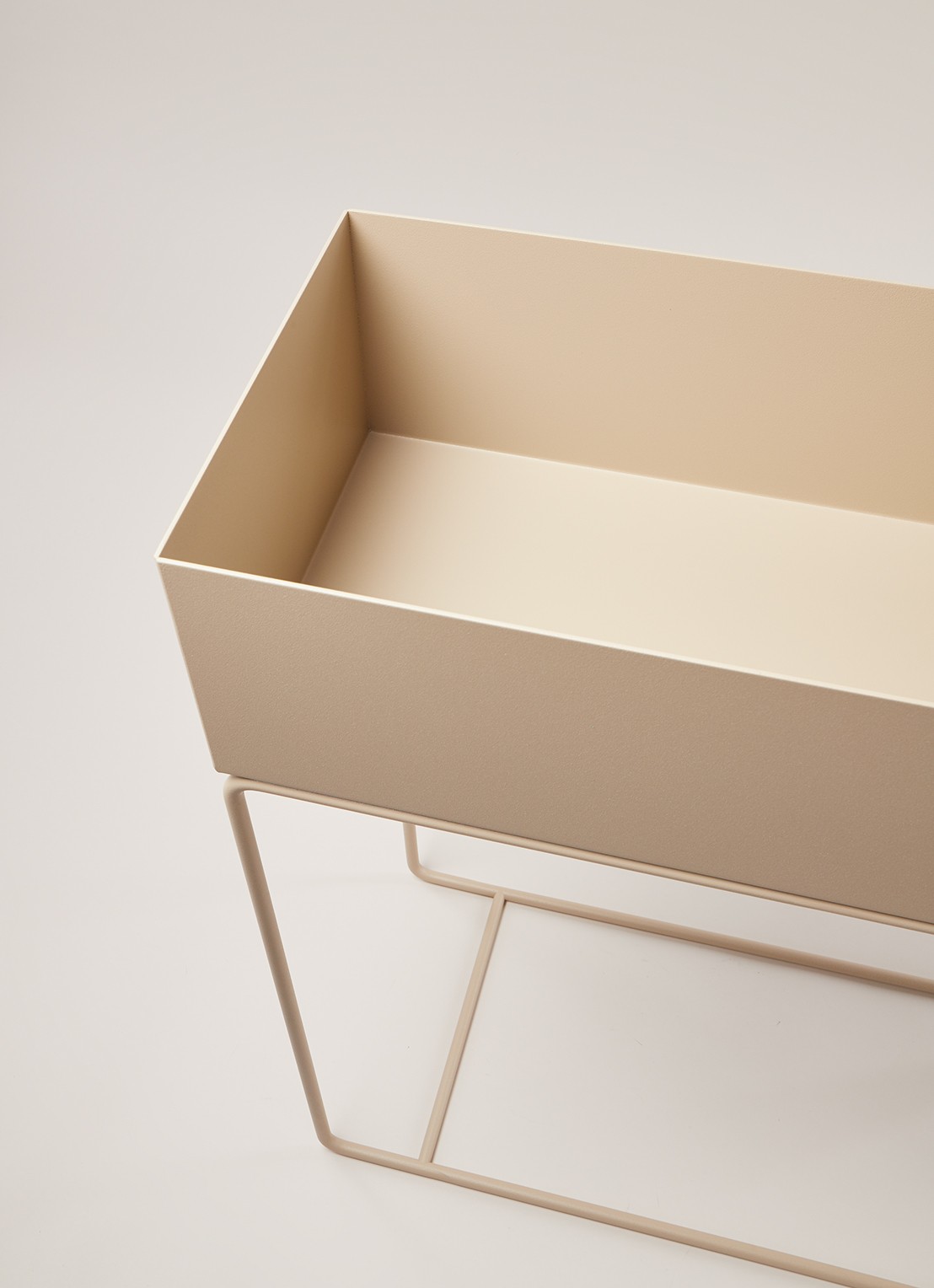 ferm LIVING Plant Box plantenbak voor binnen - 60 cm - detail 3 zand