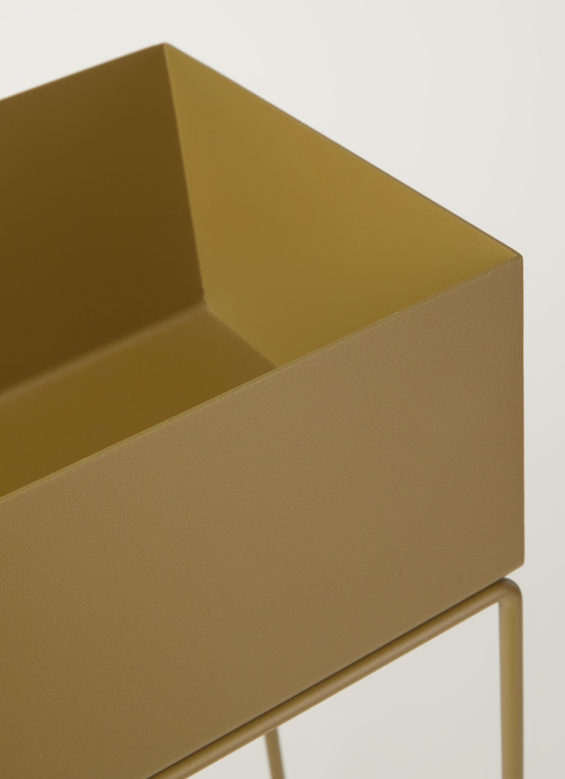 ferm LIVING Plant Box plantenbak voor binnen 60 x 65 cm - detail olijfgroen