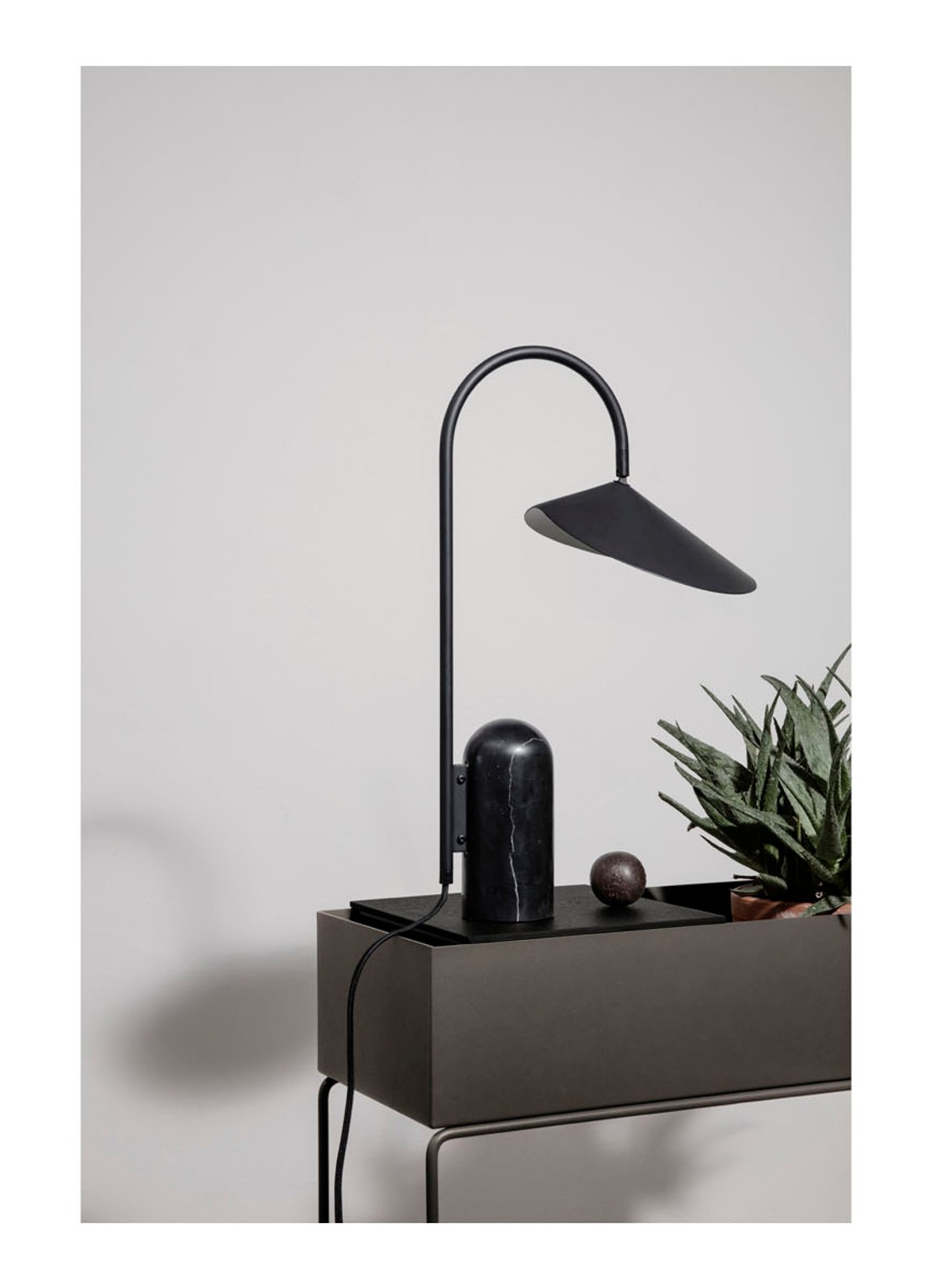 ferm LIVING Plant Box tray van hout 26 x 26 cm - voorkant 2 zwart