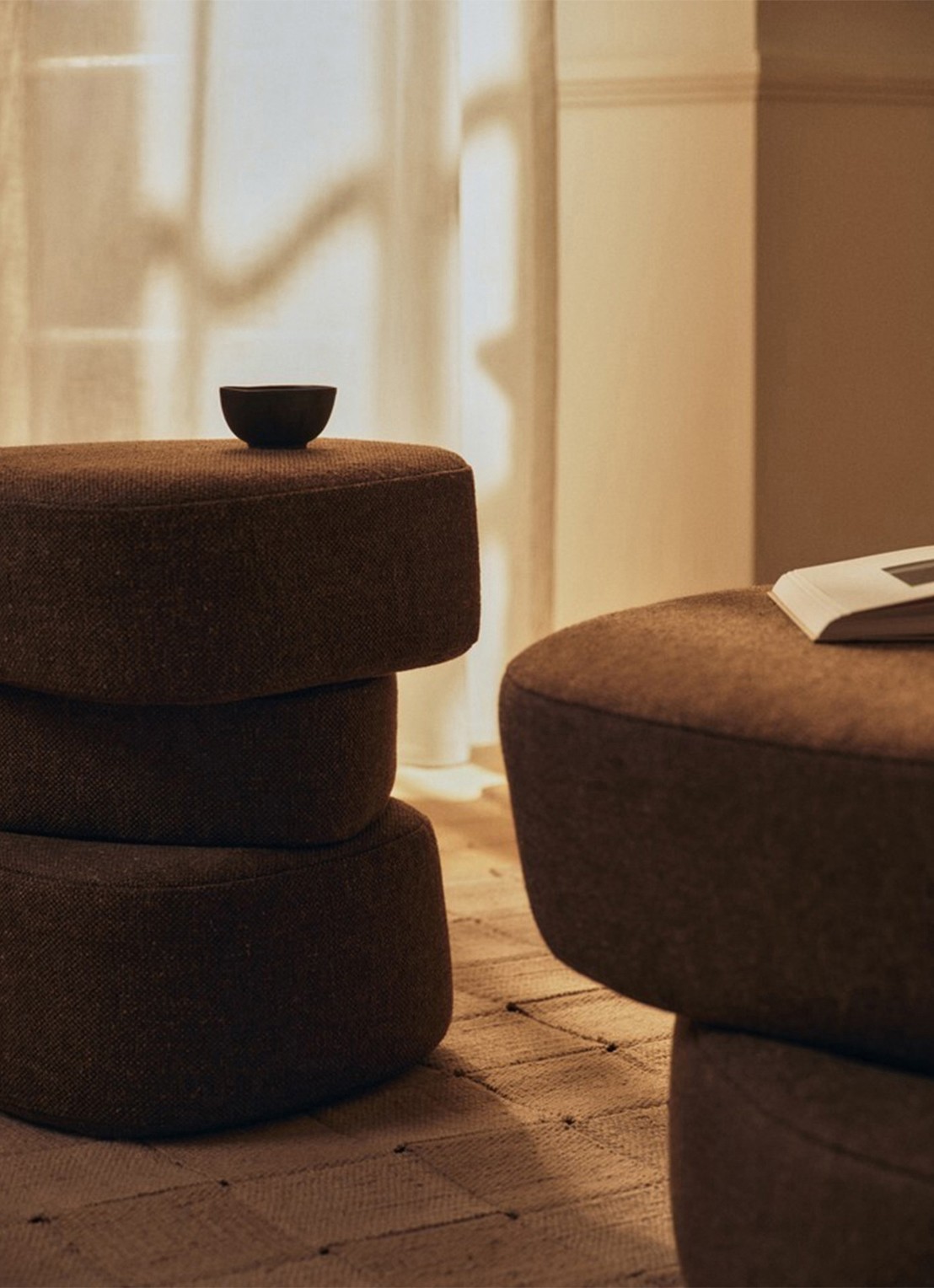 ferm LIVING Plyo poef 43 x 46 cm - voorkant 2 donkerbruin