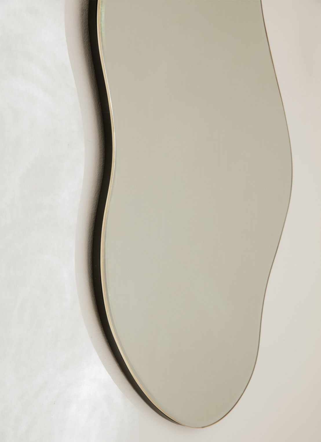 ferm LIVING Pond Large wandspiegel - detail 4 brass