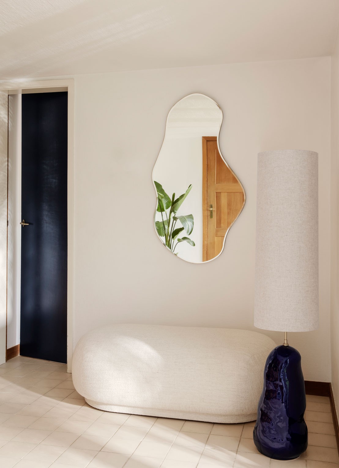 ferm LIVING Pond Large wandspiegel - voorkant 2 brass