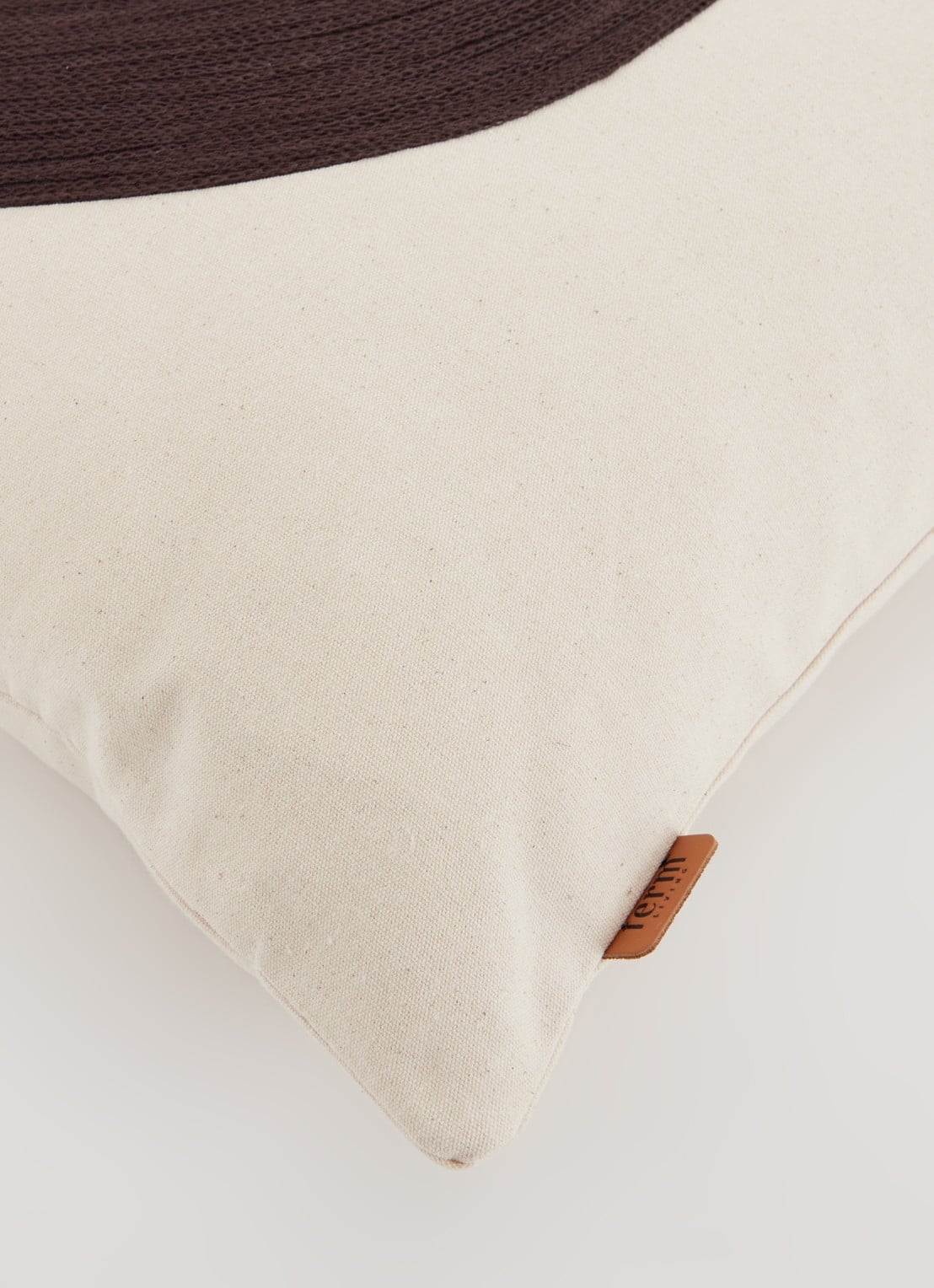ferm LIVING Pose kussensloop van  katoen 48 x 48 cm - detail 4 gebroken wit