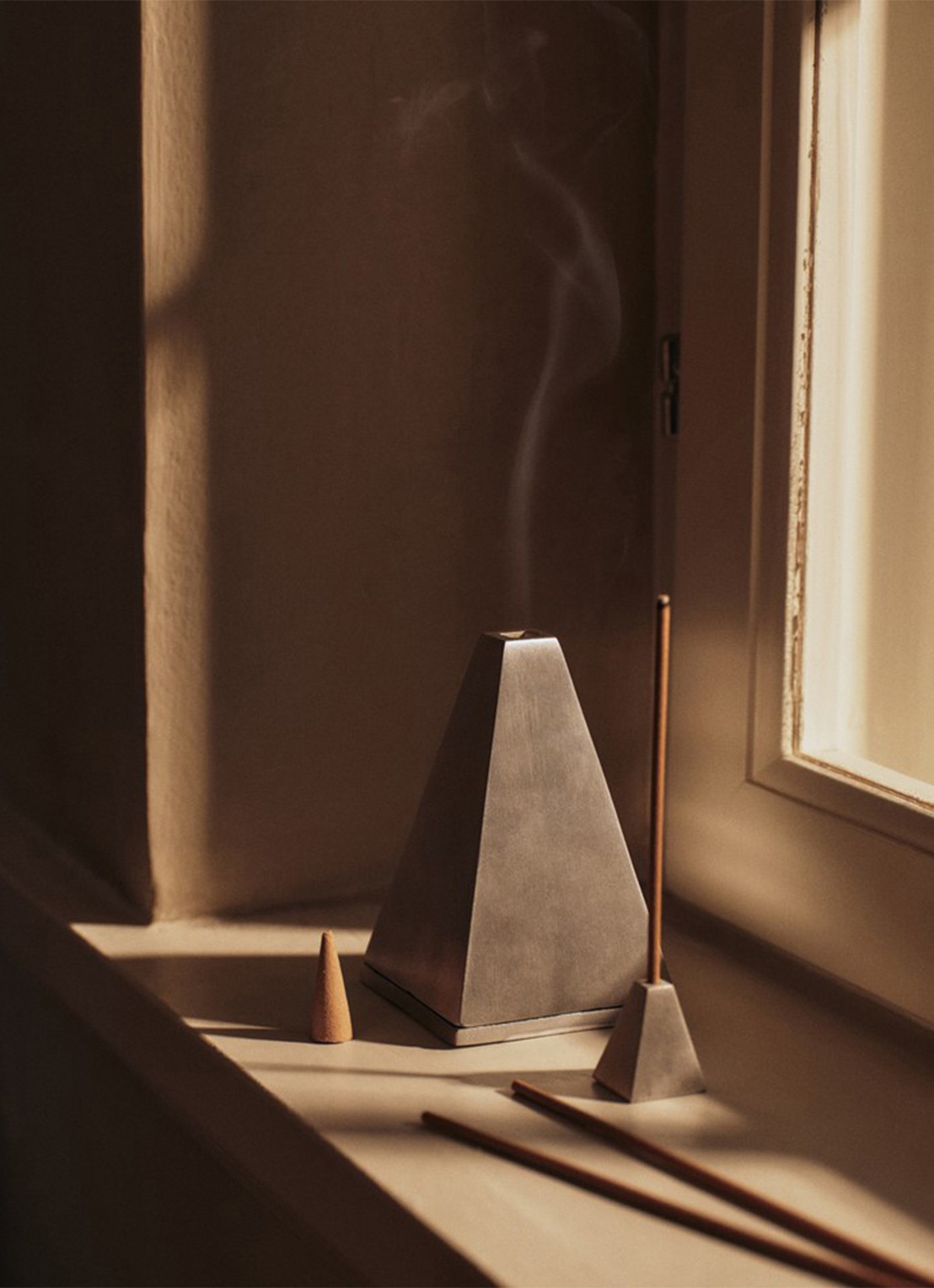 ferm LIVING Pyra wierookhouder met wierookstokjes - voorkant 2 zilver