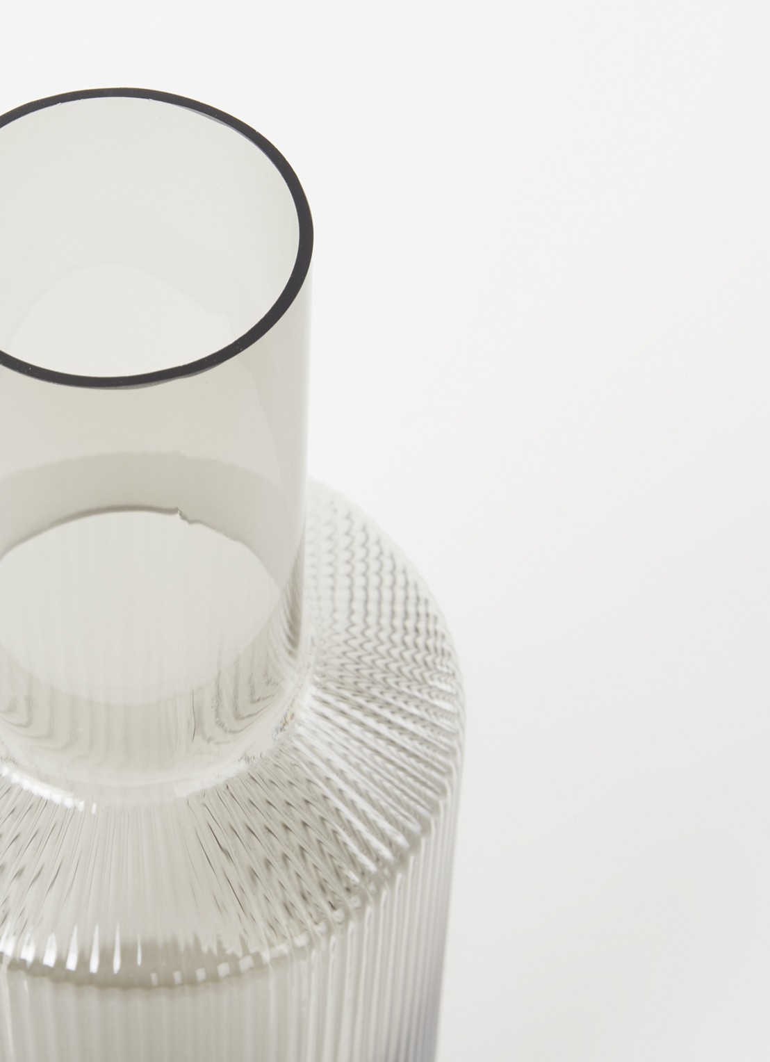 ferm LIVING Ripple Car karaf 0,9 liter - detail 3 lichtgrijs